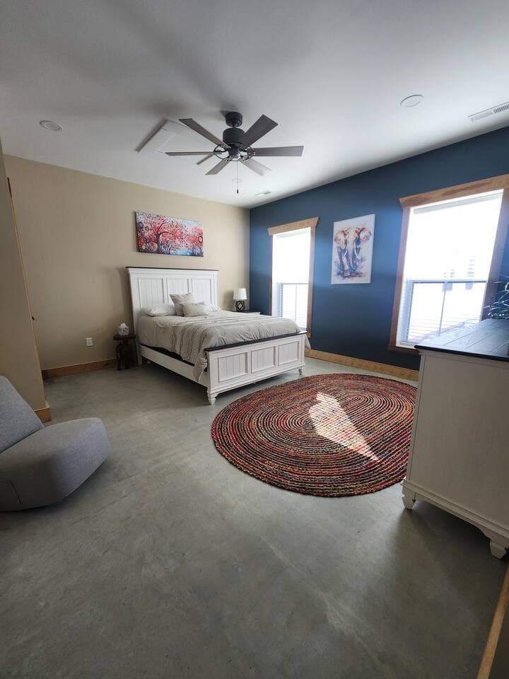 Queen Bedroom 