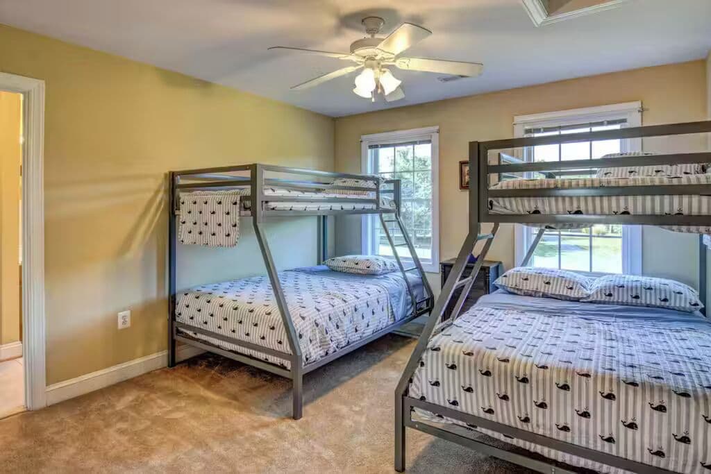 Bunk beds: 
Double/Single (2)