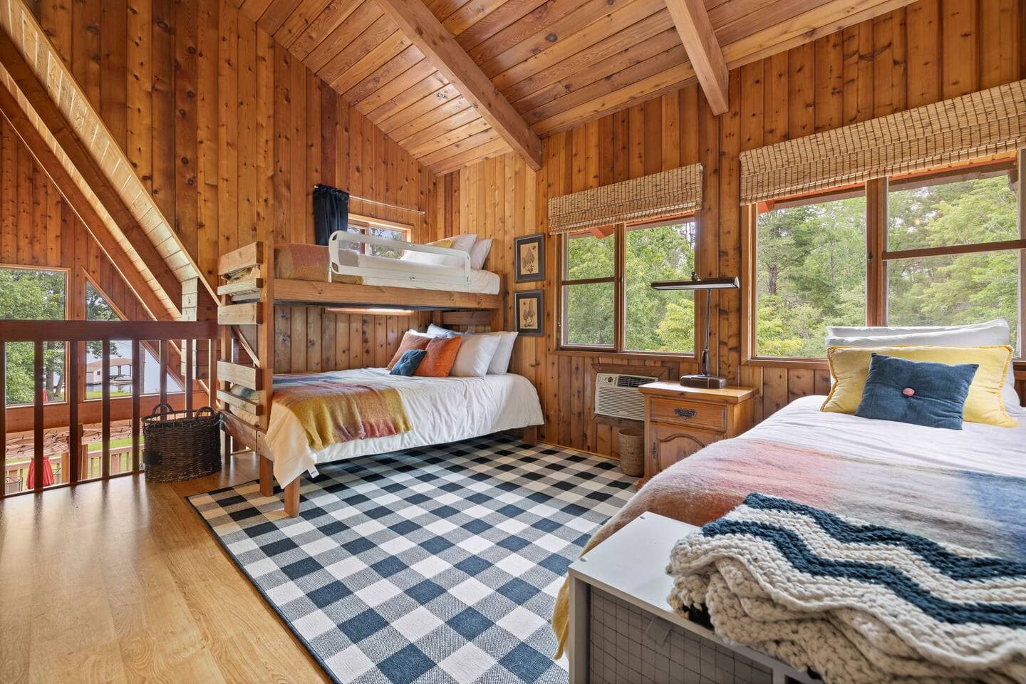 1 Bunk bed: Queen/Twin & 1 Twin bed 