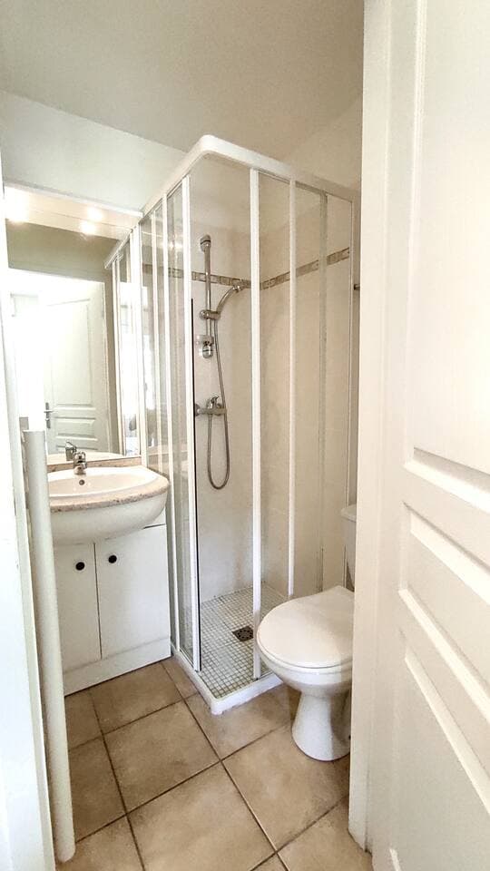 shower room and WC in bedroom 1