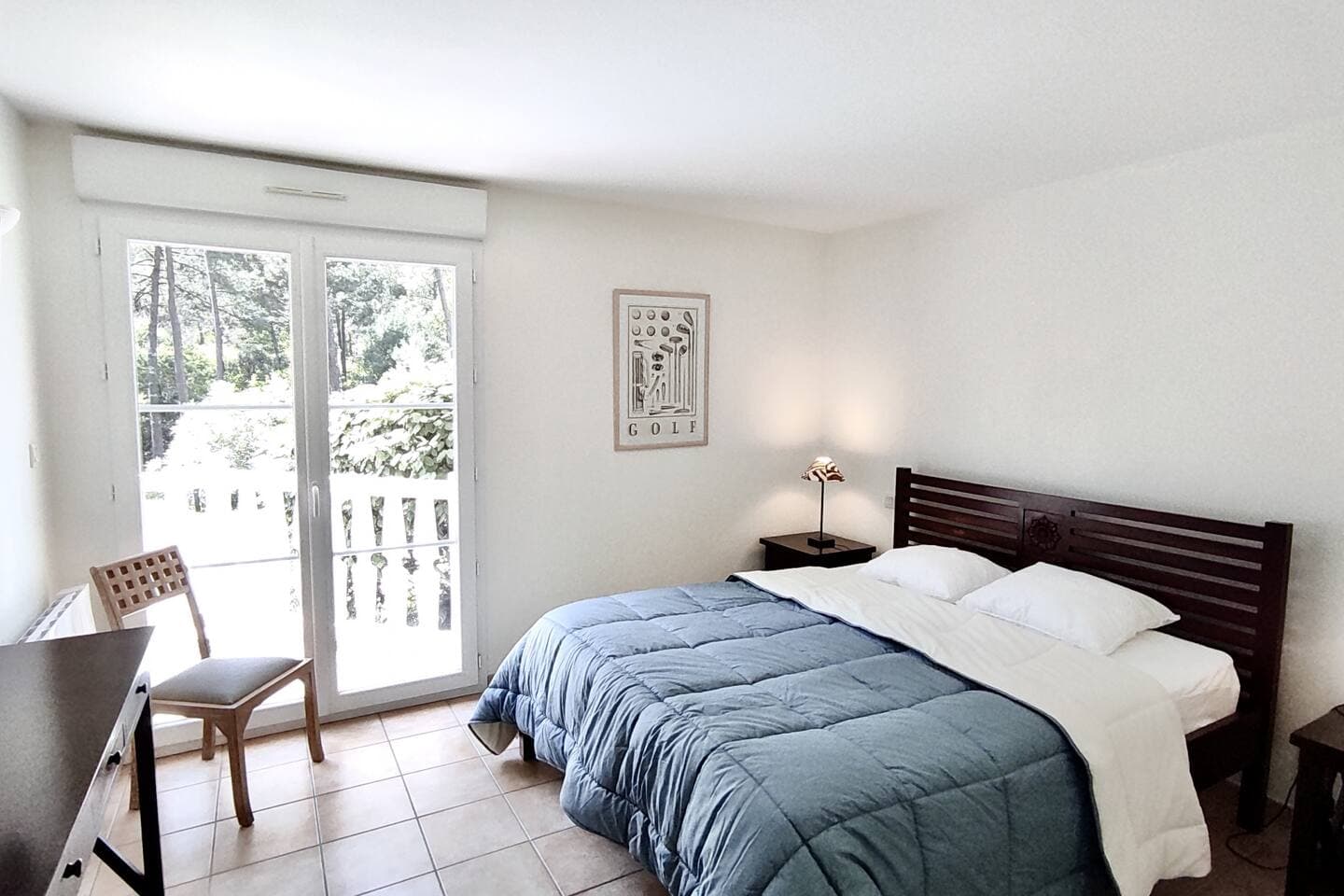 Bedroom 2 : bed 160x200 + TV. Access to the terrace, view of the pool