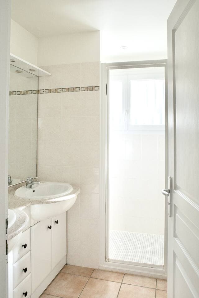 Shower room between bedrooms 3 and 4