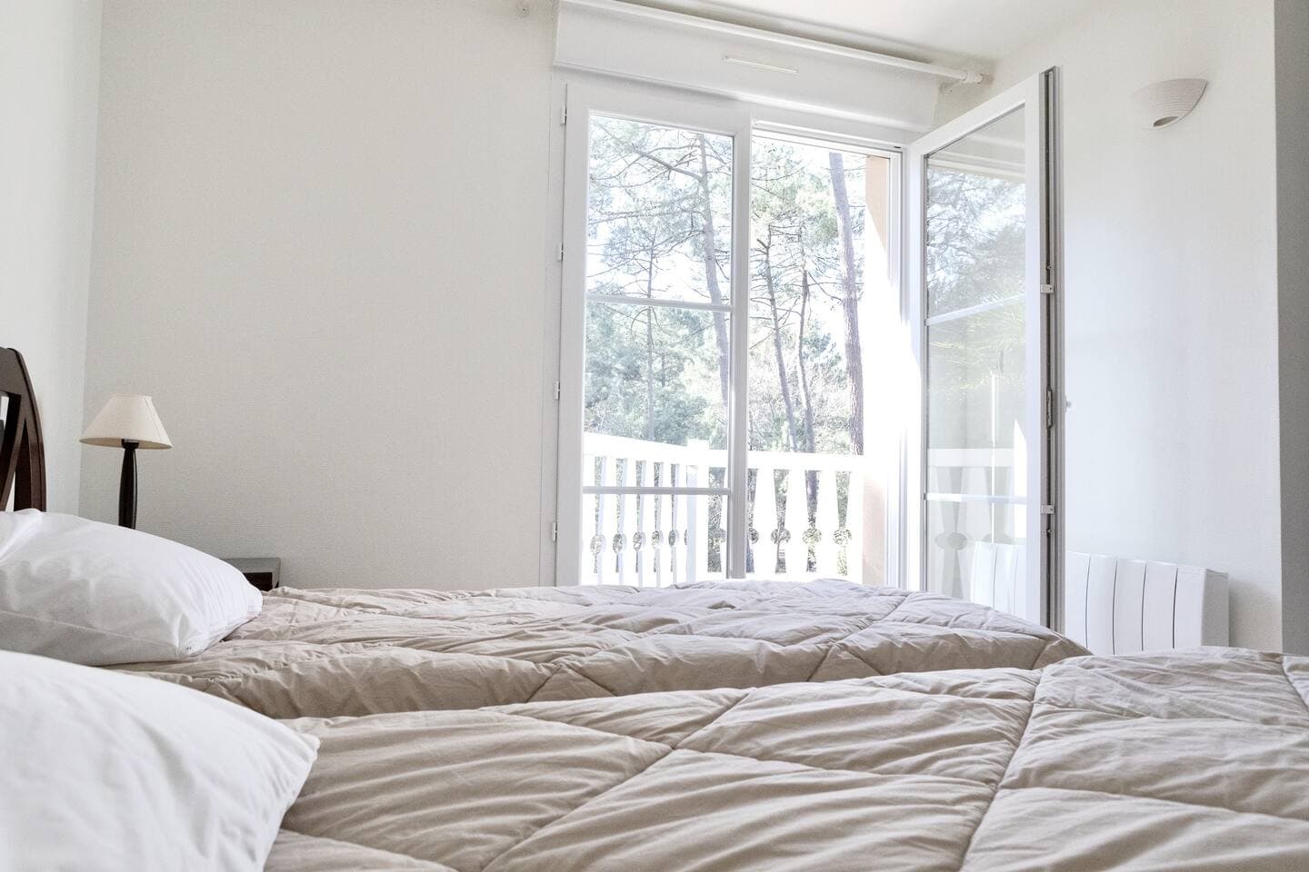 Bedroom 4: 2 beds 90x200. Access to the terrace, pool view