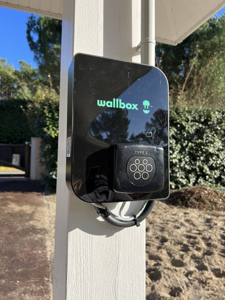 Charge your electric car with this 22KW charging station which is suitable for all electric and hybrid vehicles (BILLING ACCORDING TO DETAILED CONSUMPTION THROUGH A DEDICATED APPLICATION, AT THE END OF THE STAY)