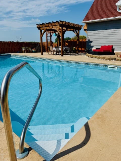 Wide entry pool stairs making getting in and out of the pool easy. 