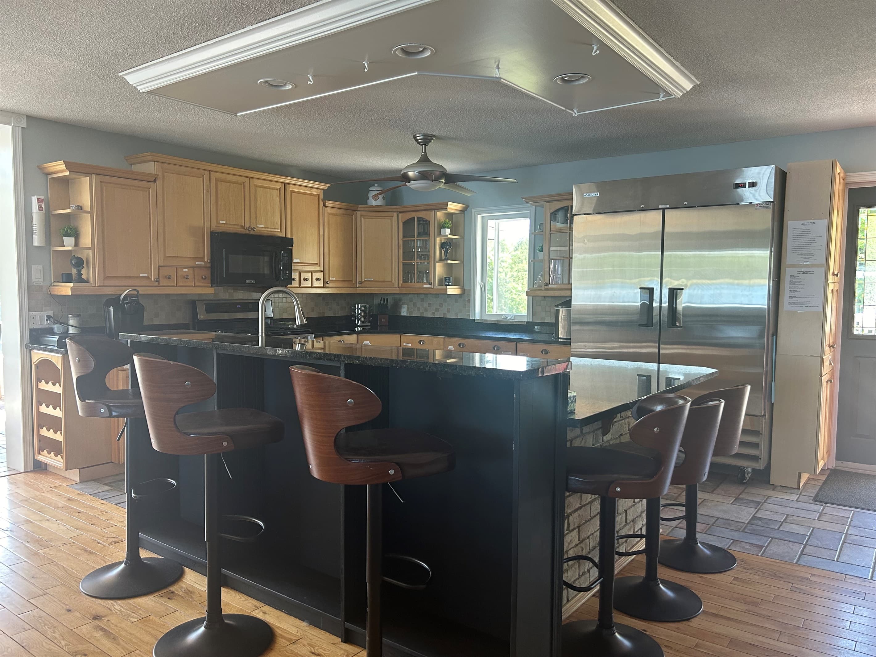 LARGE CHEF'S KITCHEN