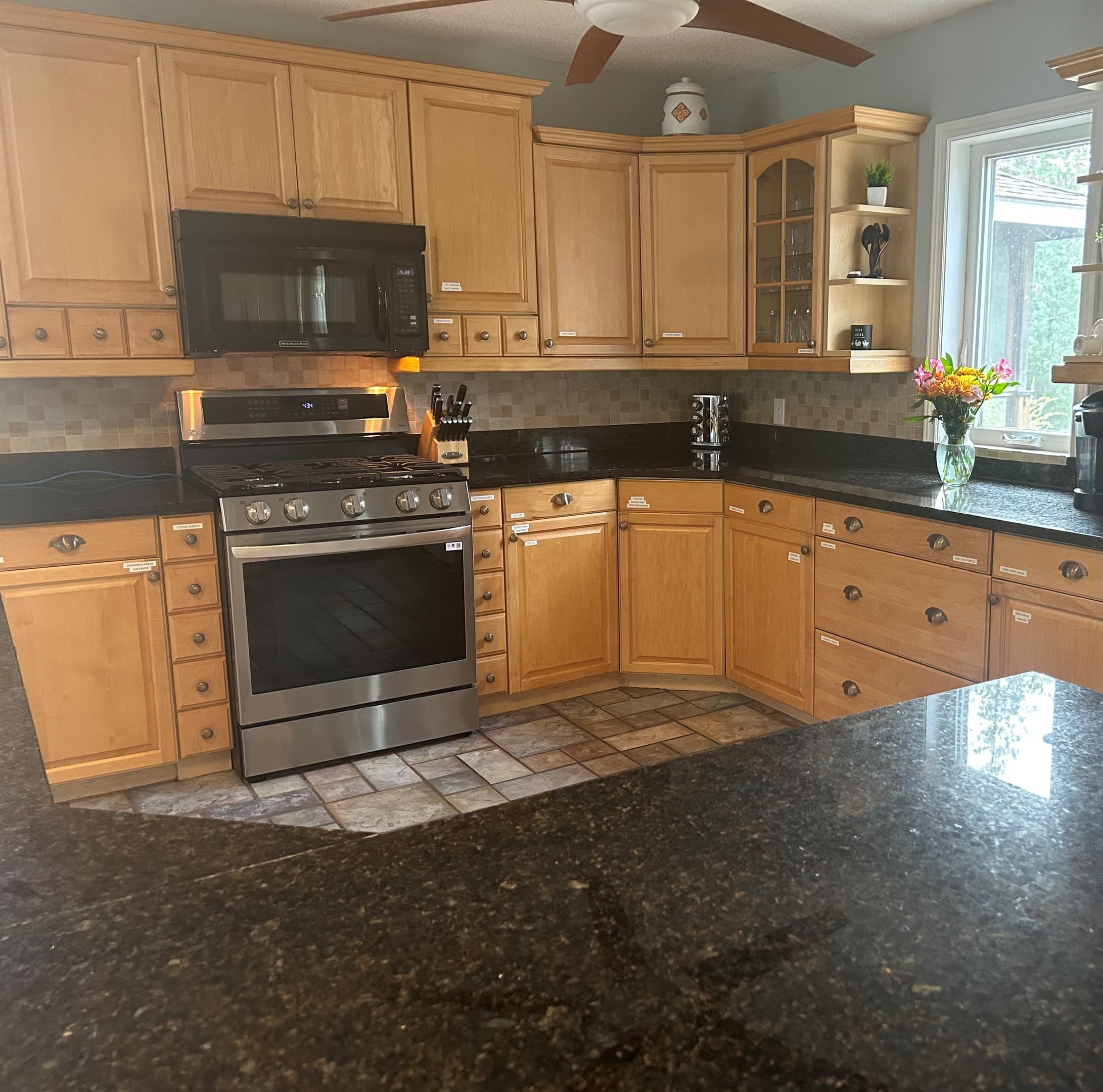 LARGE CHEF'S KITCHEN