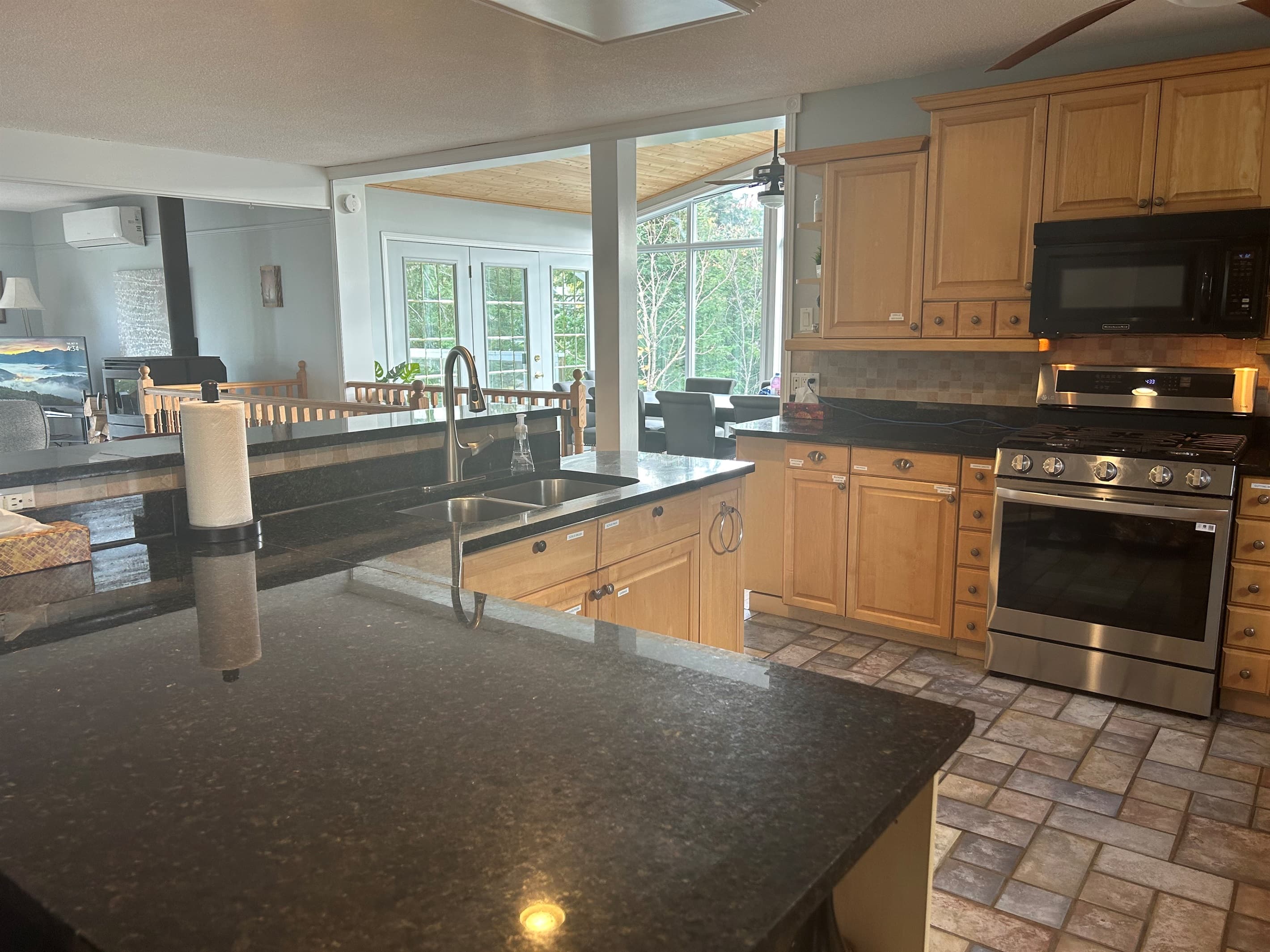 LARGE CHEF'S KITCHEN