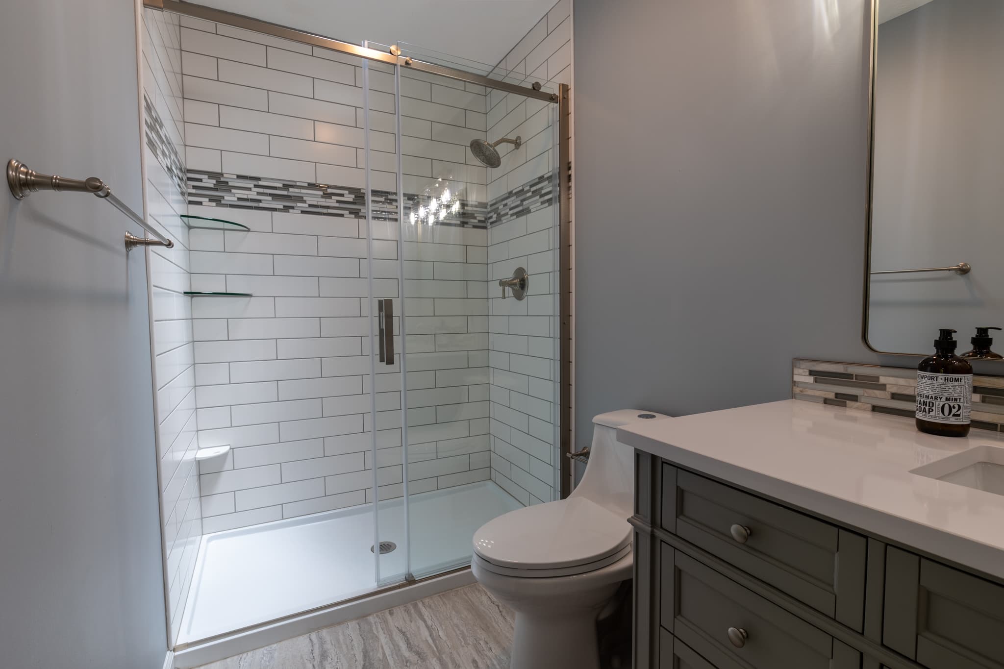 Lakeside Bedroom private bathroom (shower)