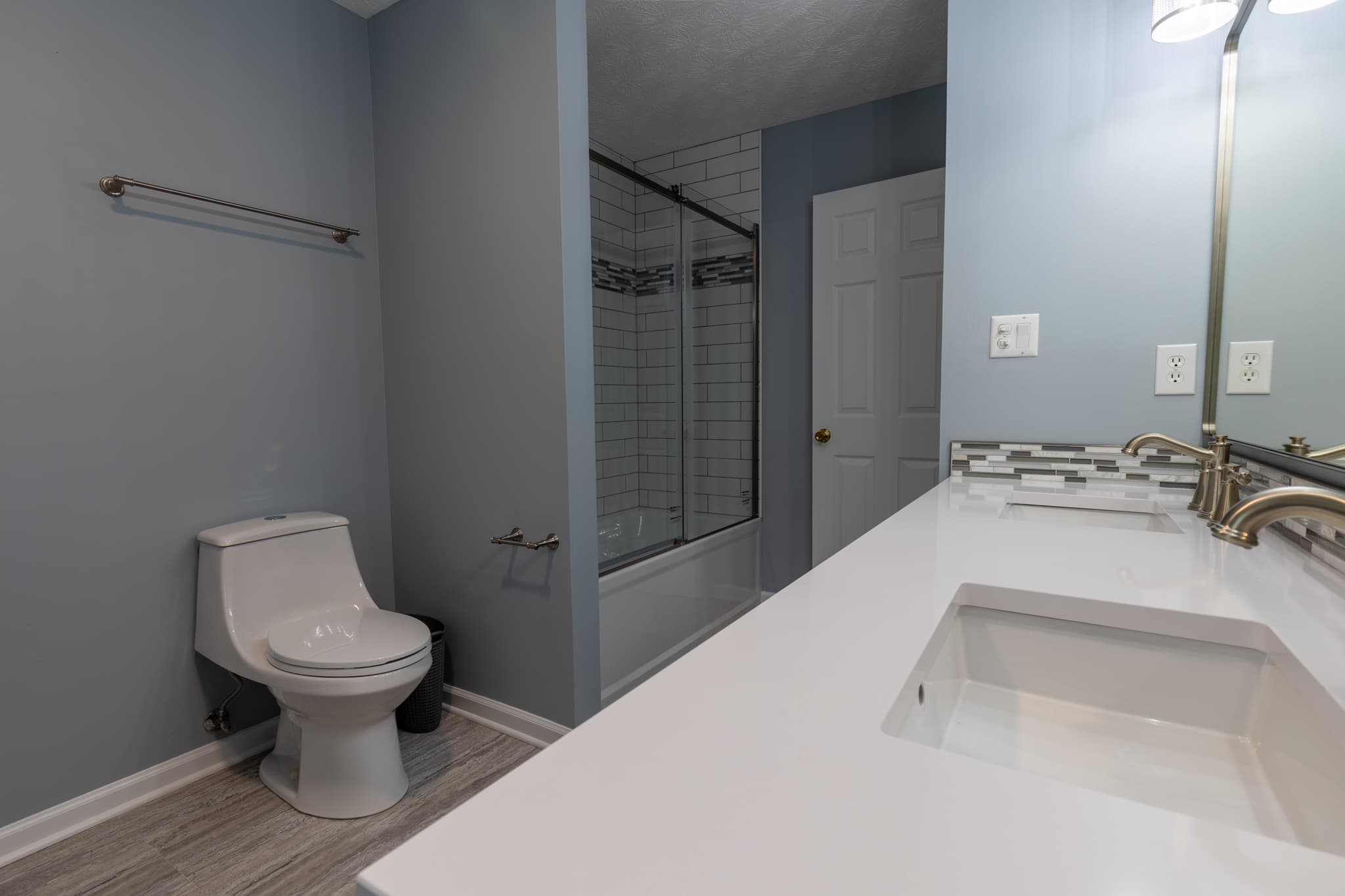 Front Bedroom private bathroom (tub)