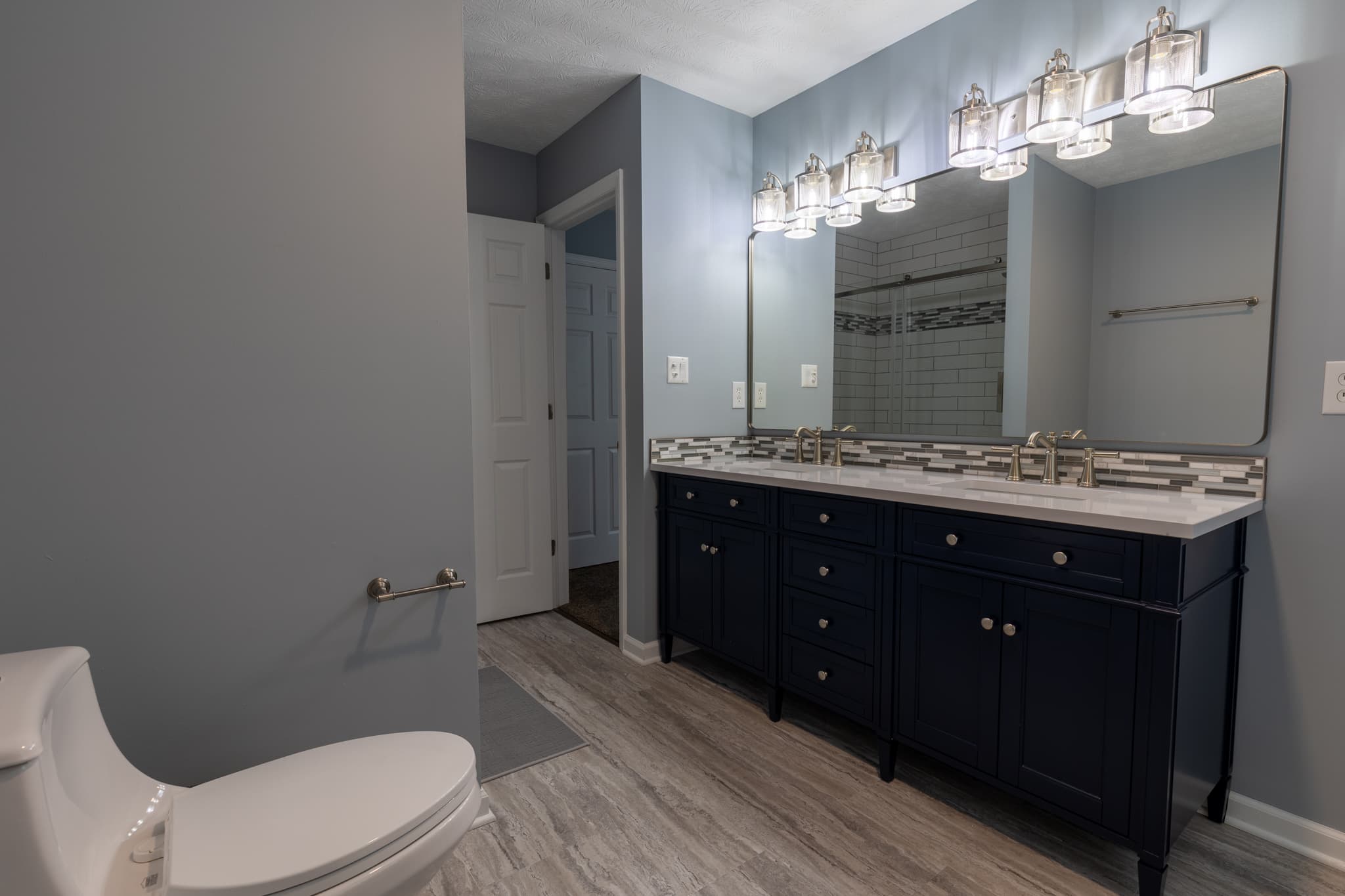 Front Bedroom private bathroom (tub)