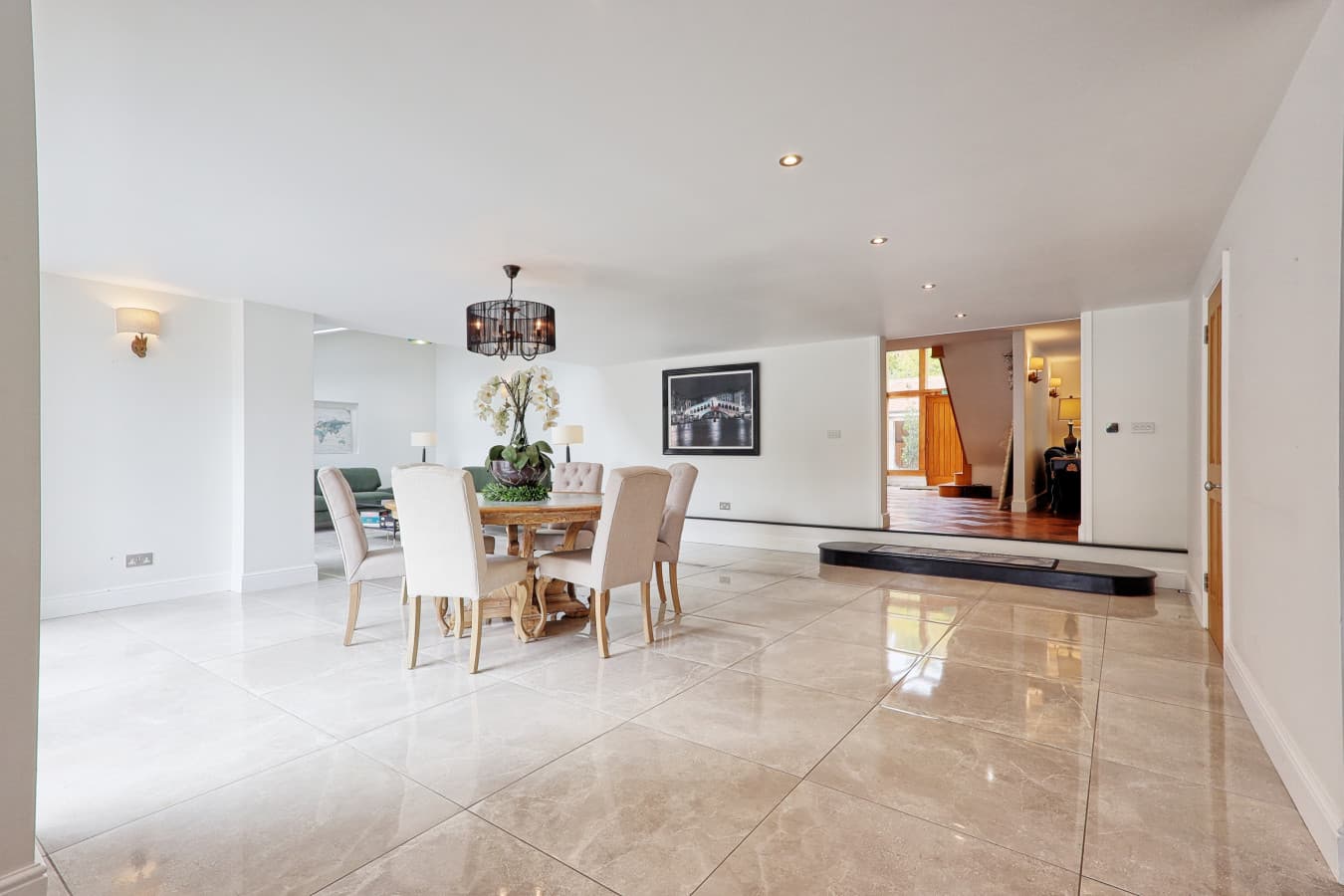 IMG_8295_6_7_easyHDR-interior3.jpg