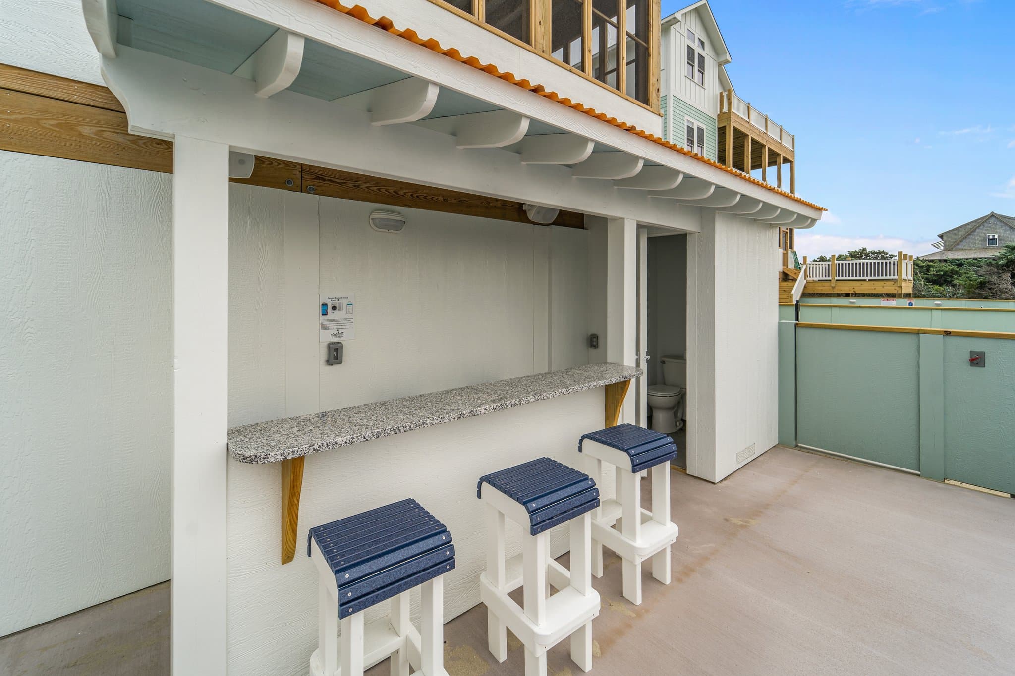 Tiki Bar & Outdoor Bath