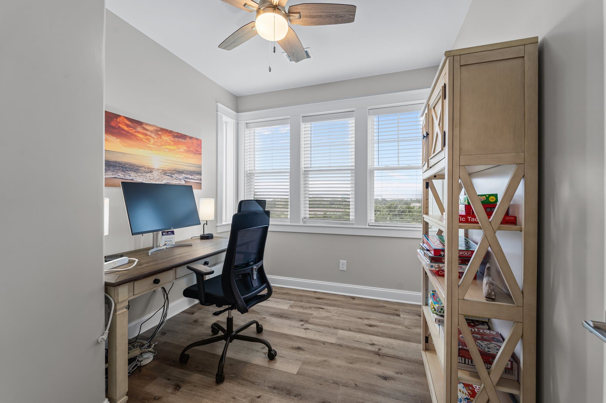 Office with 32" 4K Monitor