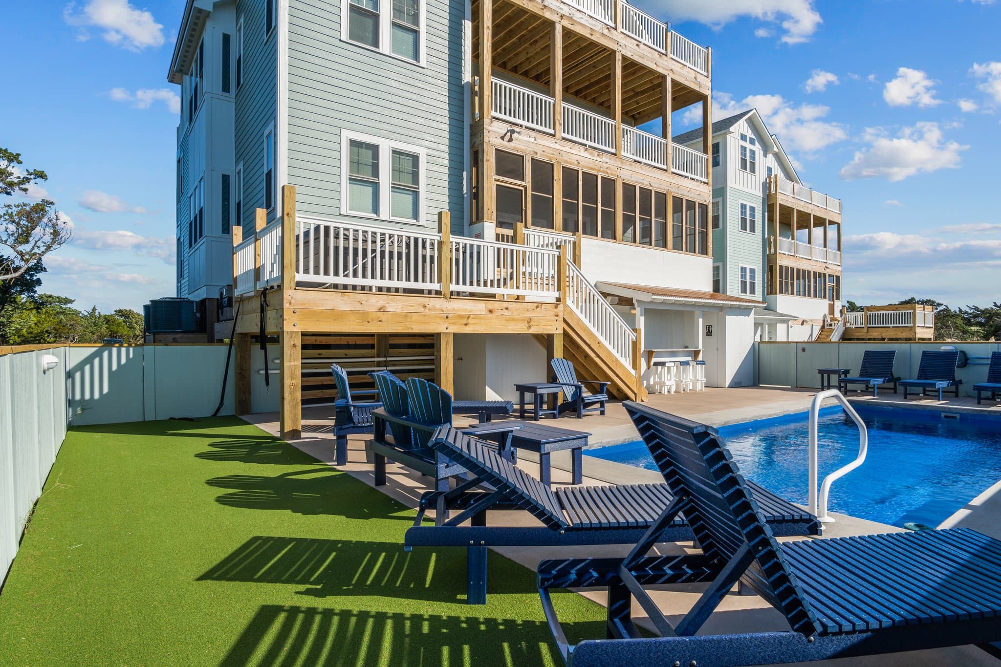 Pool Loungers & Putting Green