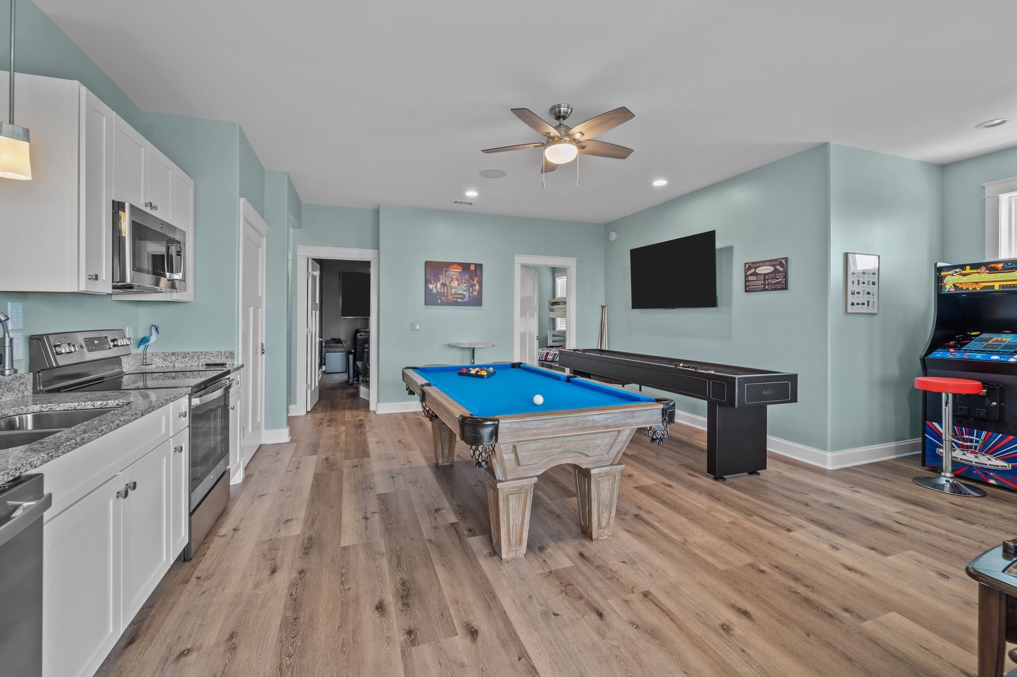 Pool Table, Game Machine & Kitchenette