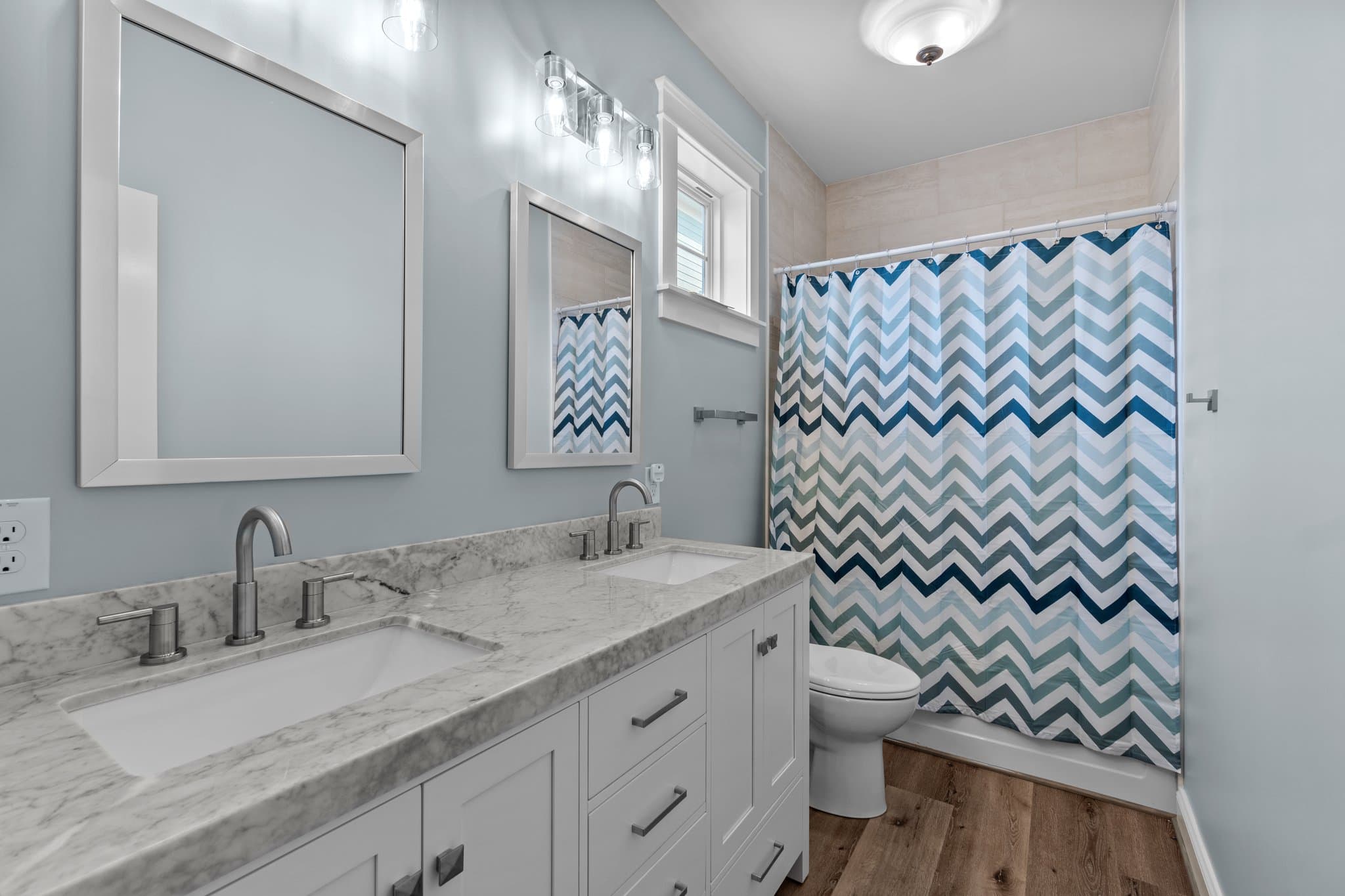 Dual Sink Vanity En Suite Bathroom