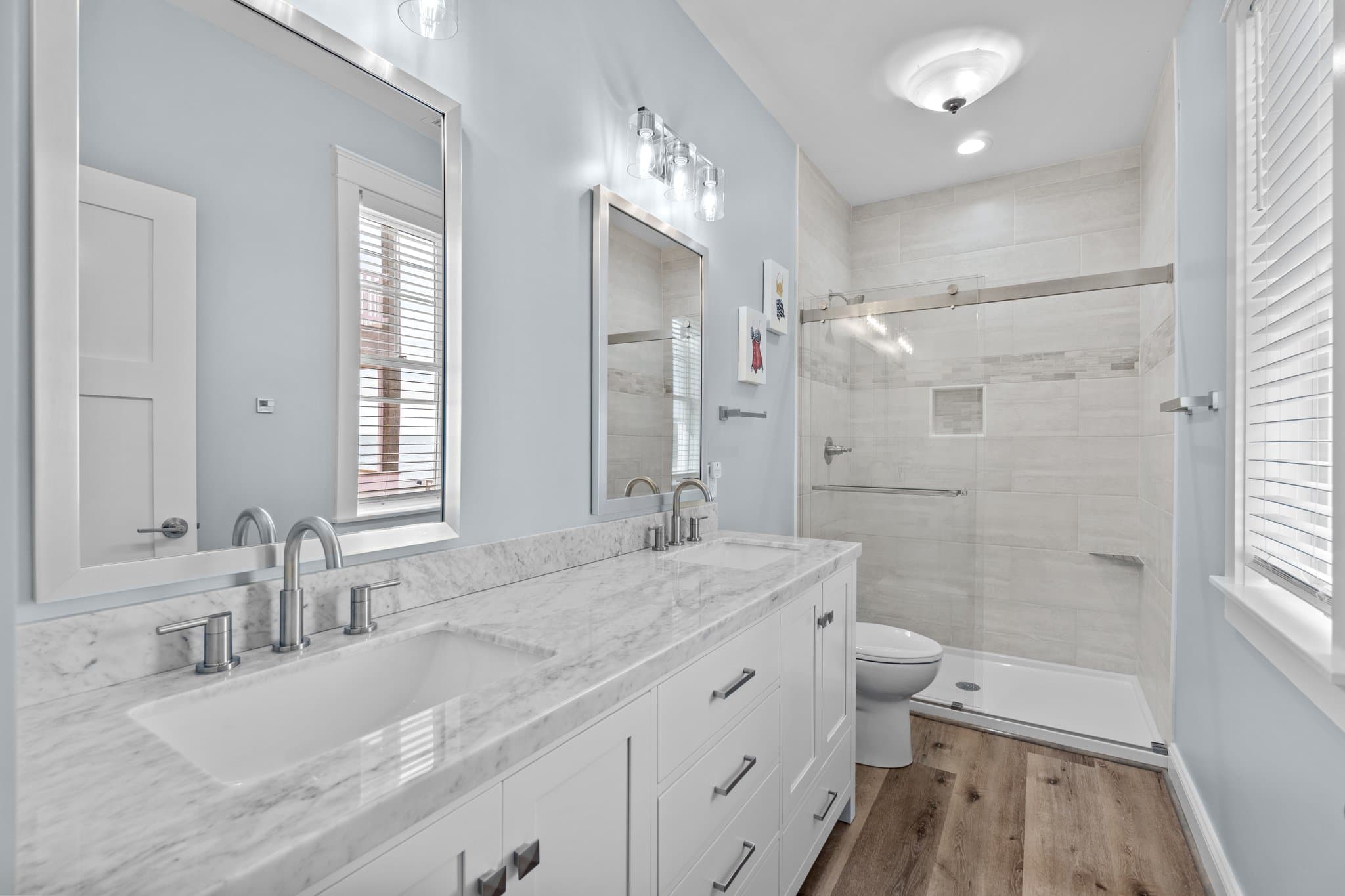 Dual Sink Vanity En Suite Bathroom