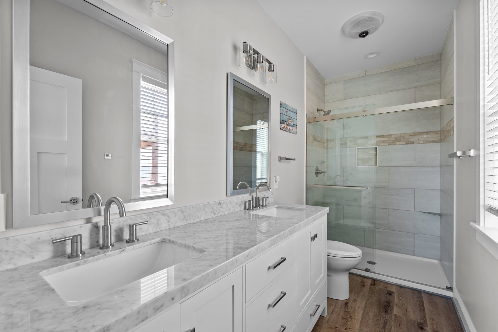 Dual Sink Vanity En Suite Bathroom