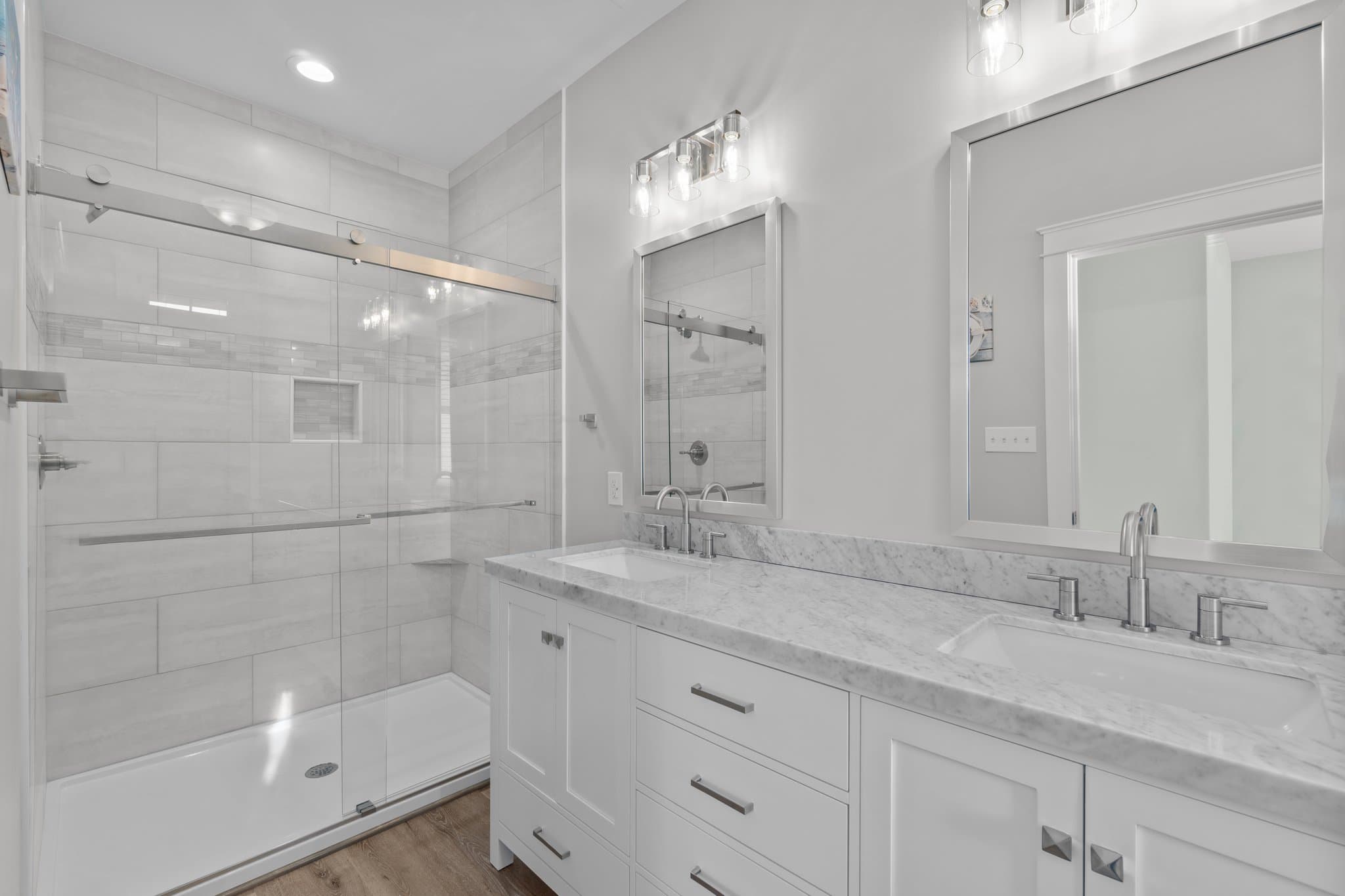 Dual Sink Vanity En Suite Bathroom
