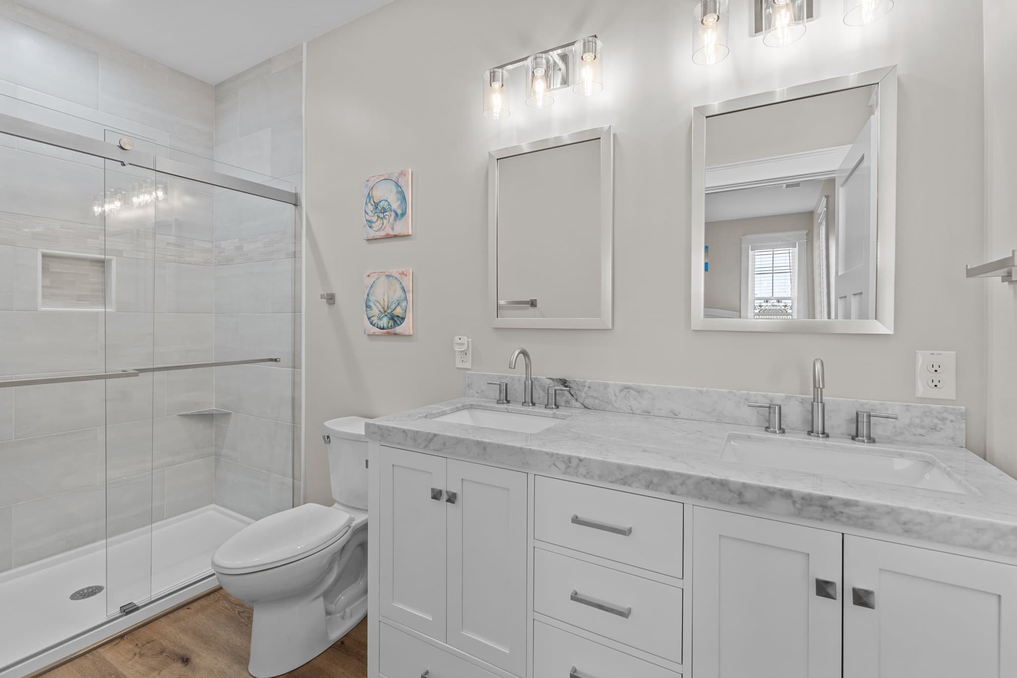Dual Sink Vanity En Suite Bathroom