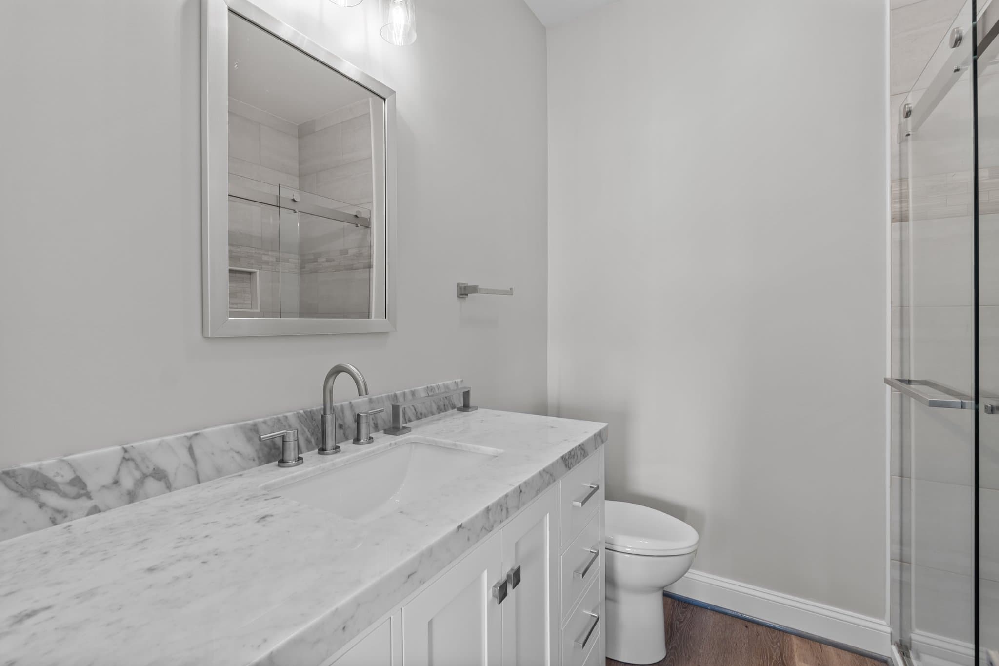 Dual Sink Vanity En Suite Bathroom