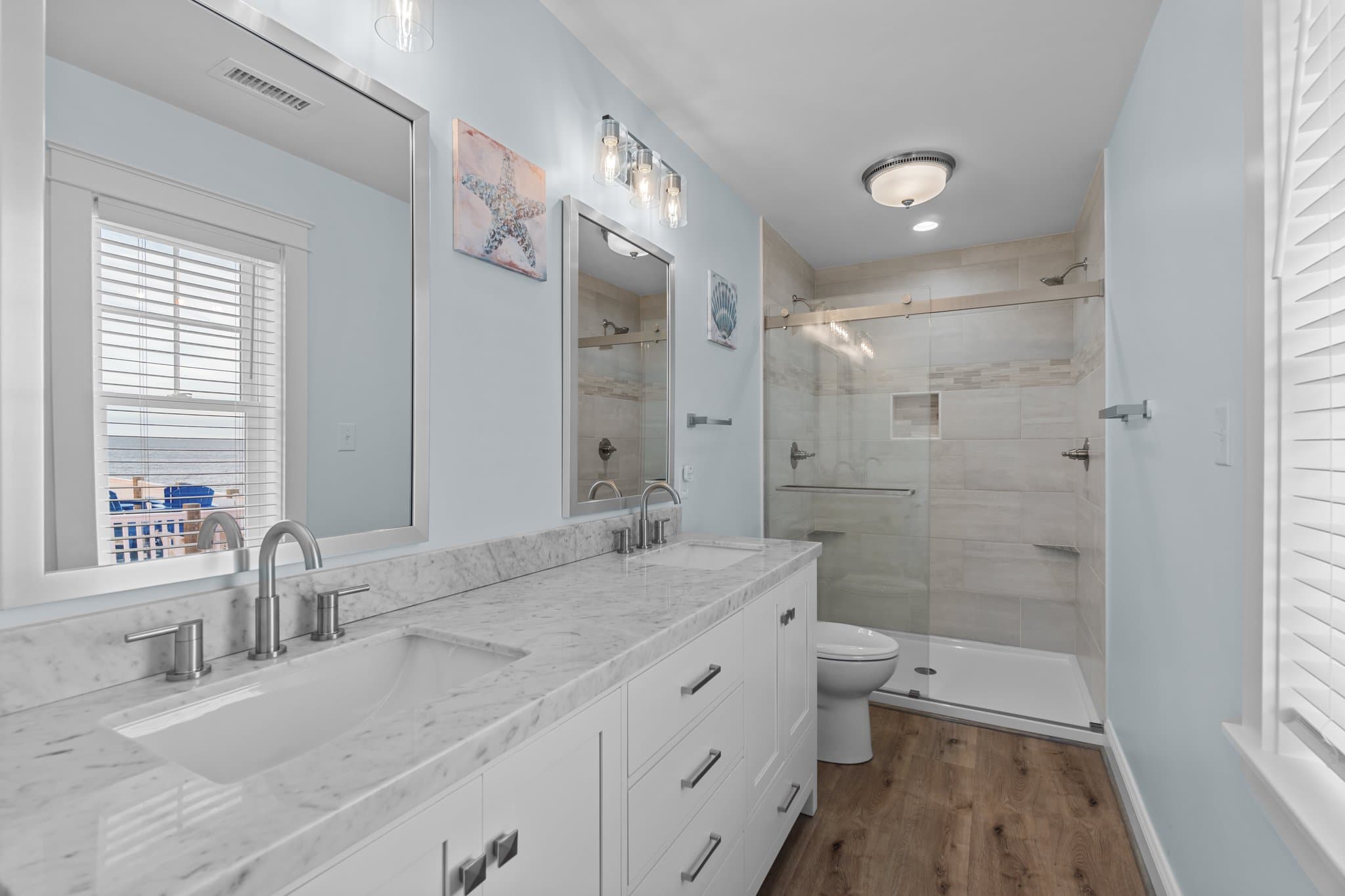 Dual Sink Vanity En Suite Bathroom