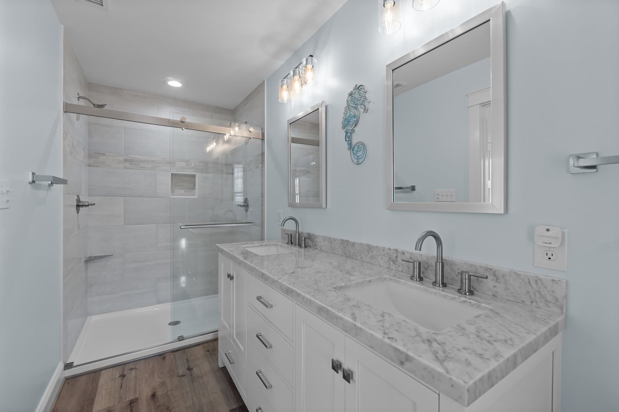 Dual Sink Vanity En Suite Bathroom