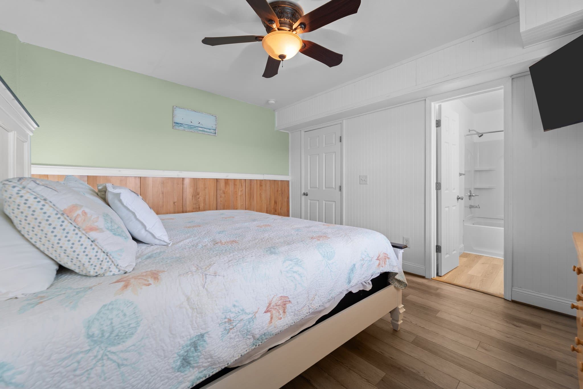King Bedroom with En Suite Bathroom