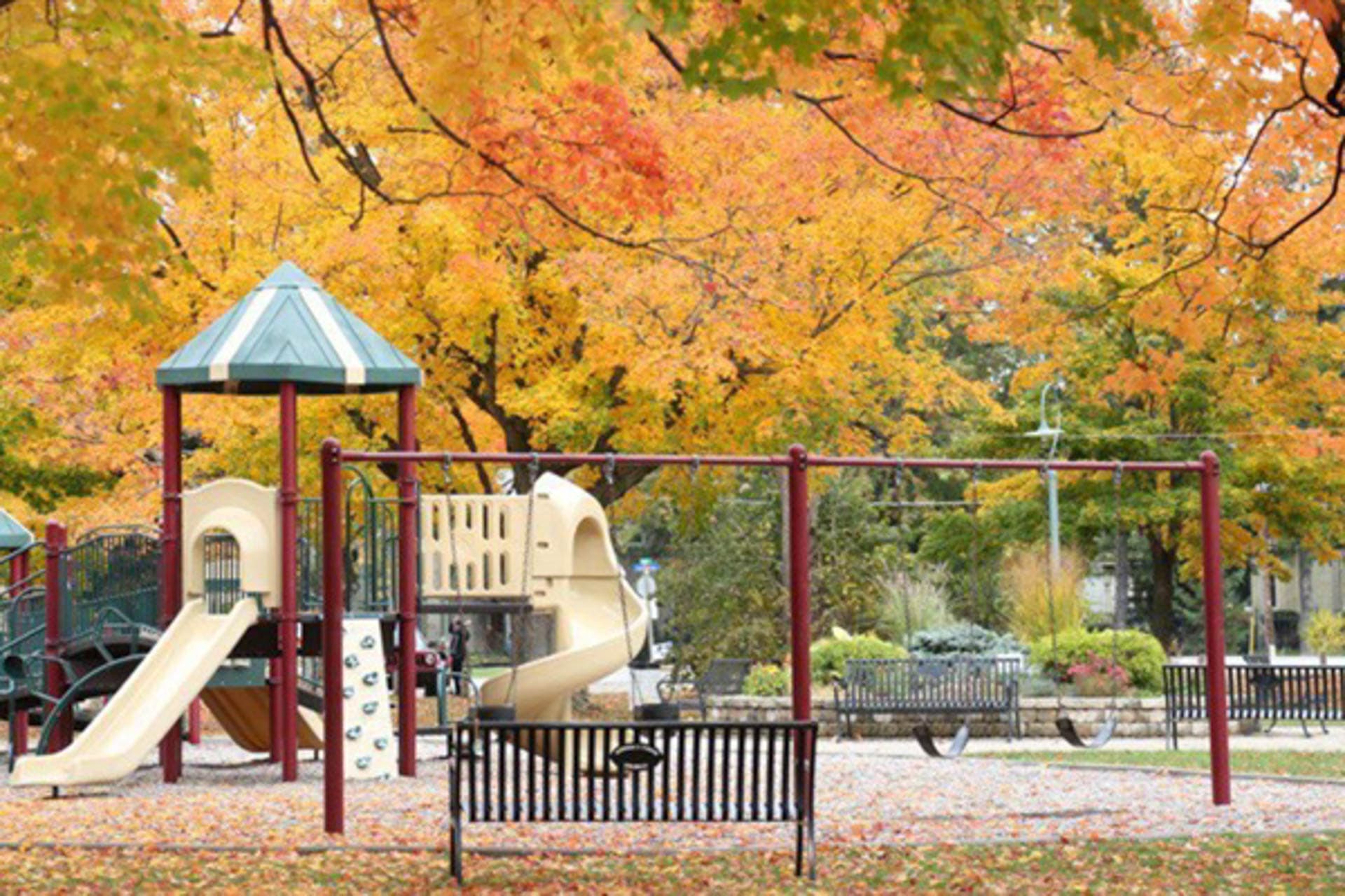 Clan Gregor Square, fun splashpad and playground for the kids