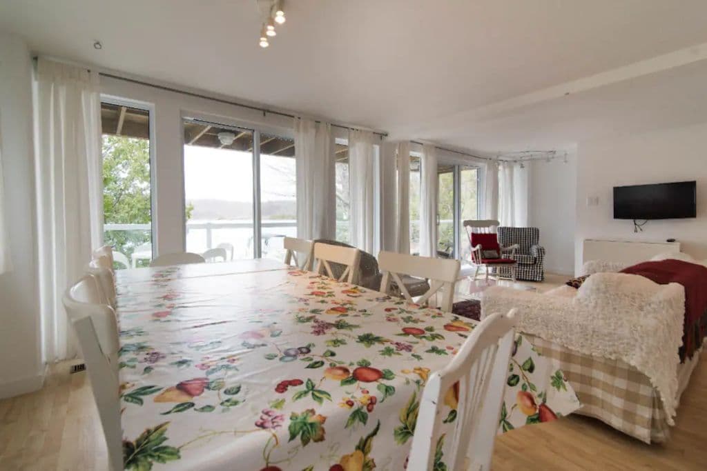Eat with family in The Lake House Lower