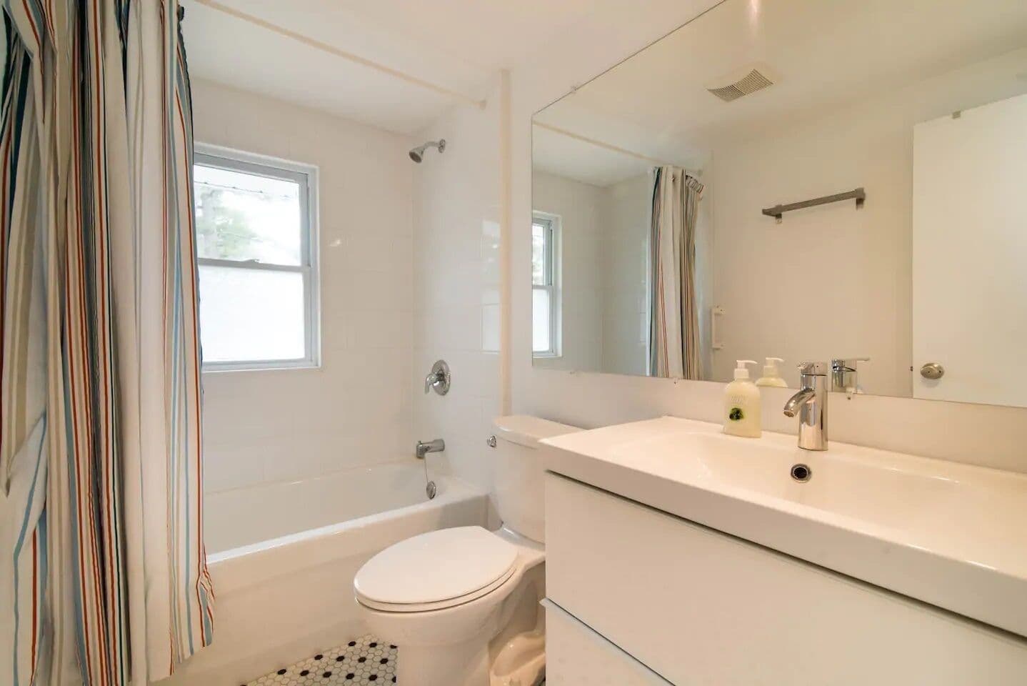 4-piece tiled bathroom