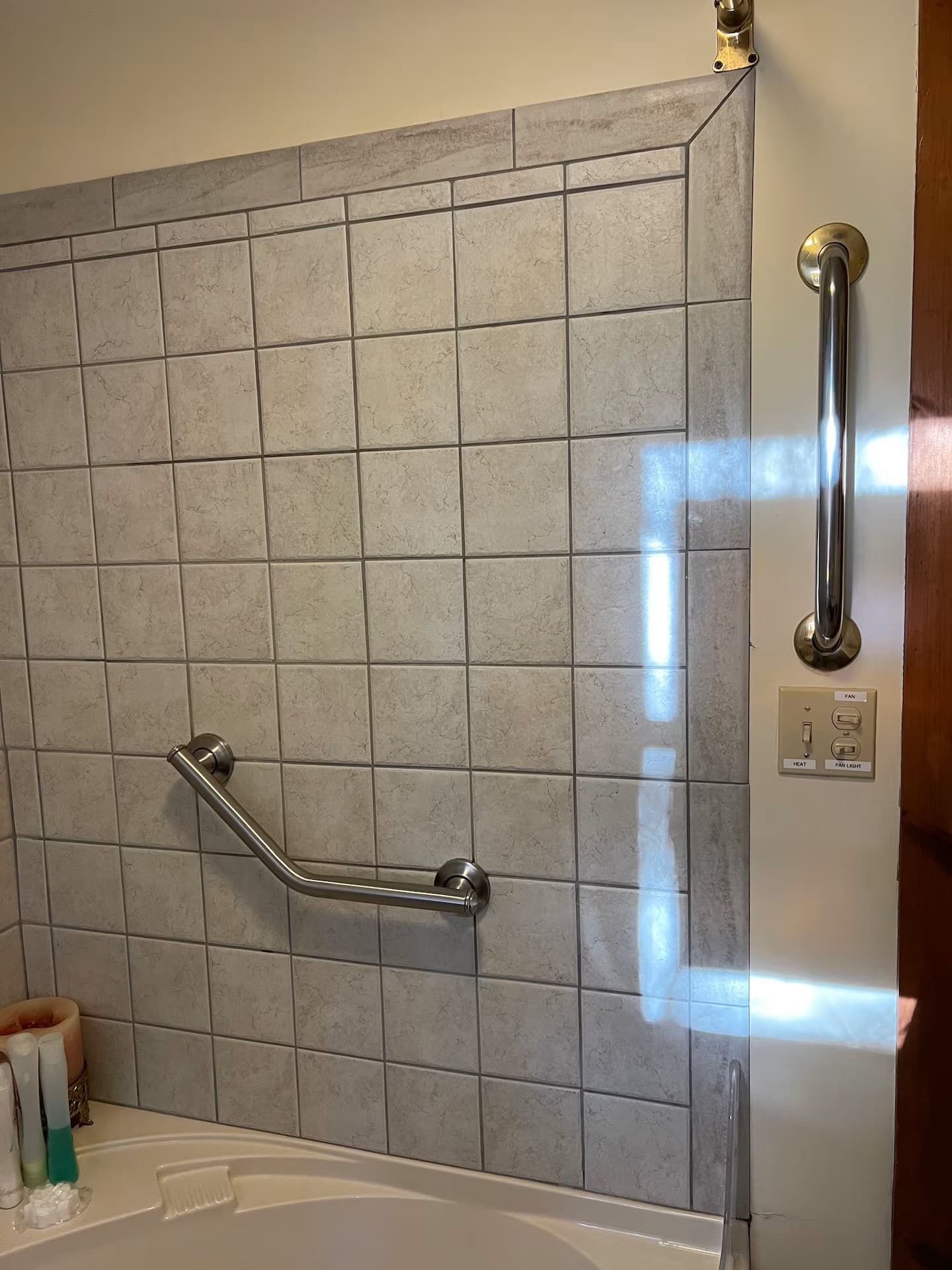 Shower/ tub