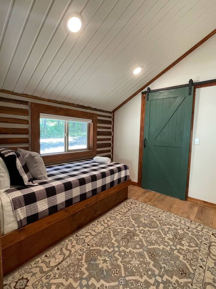 Simple and cute décor in the 2nd bedroom.