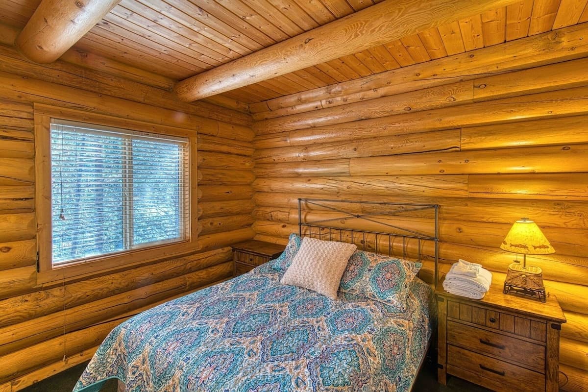 Bedroom 2: Queen Bed