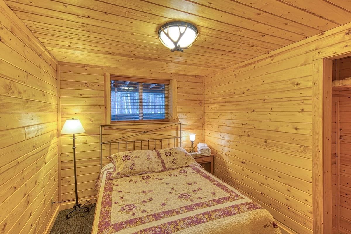 Bedroom 3: Queen Bed