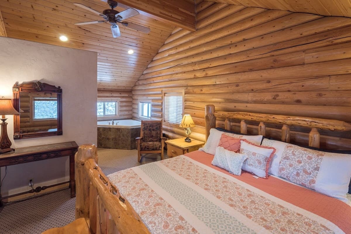 Have a goodnight's rest in the spacious primary bedroom.