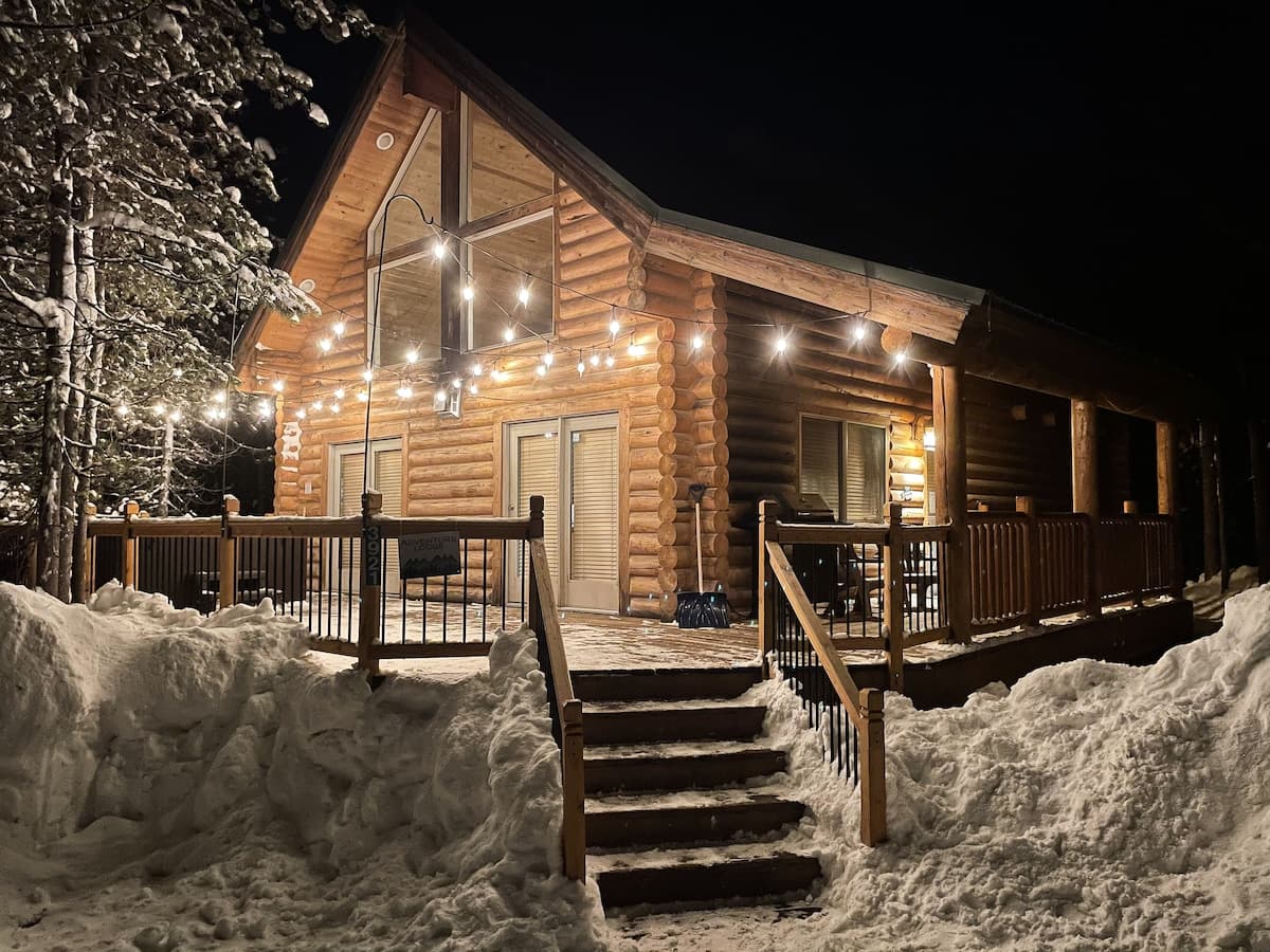 Enjoy the evening under the starry night sky in the hot tub with romantic ambiance of lights.