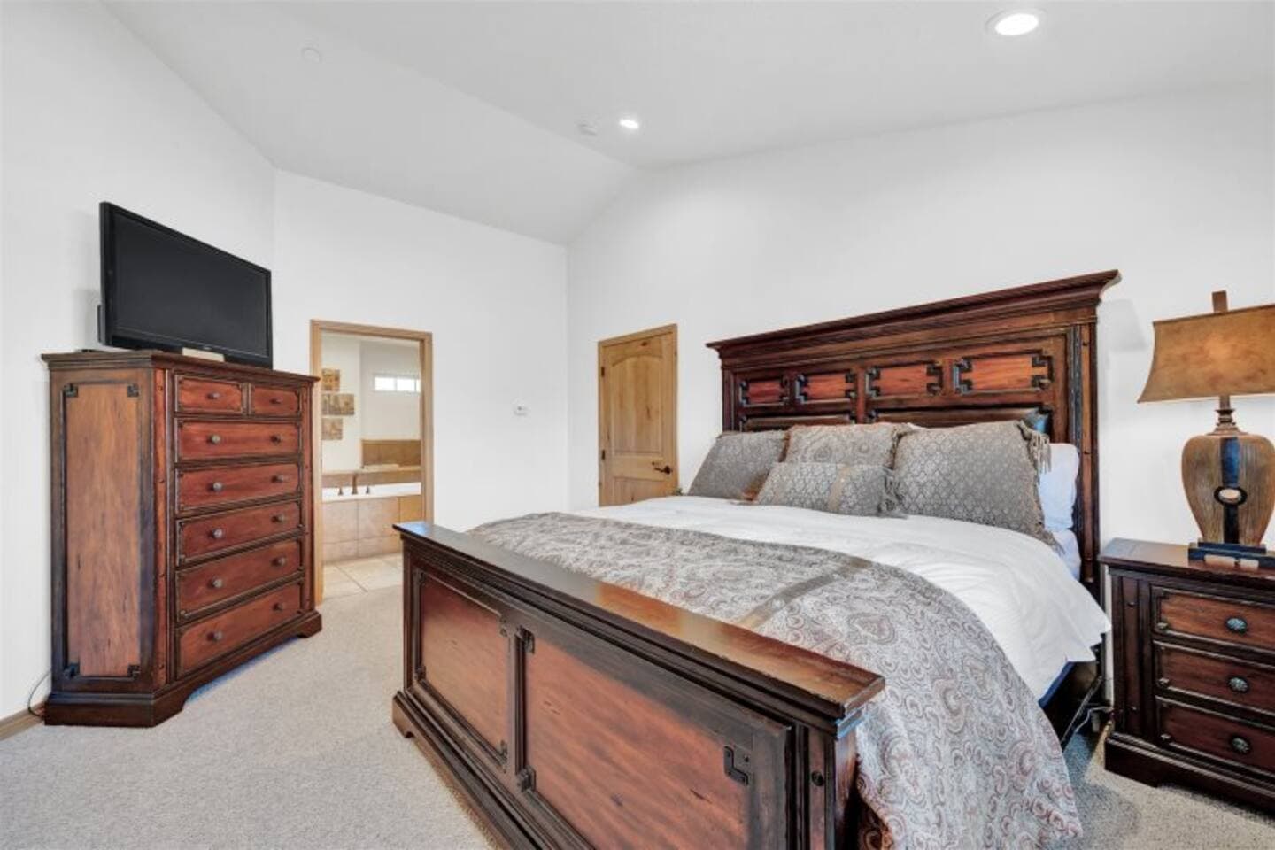 Unwind in the luxurious primary suite, featuring a king-size bed, walk-in closet, and TV for evening relaxation. Spacious and serene, it’s your private retreat after a day of mountain adventure.
