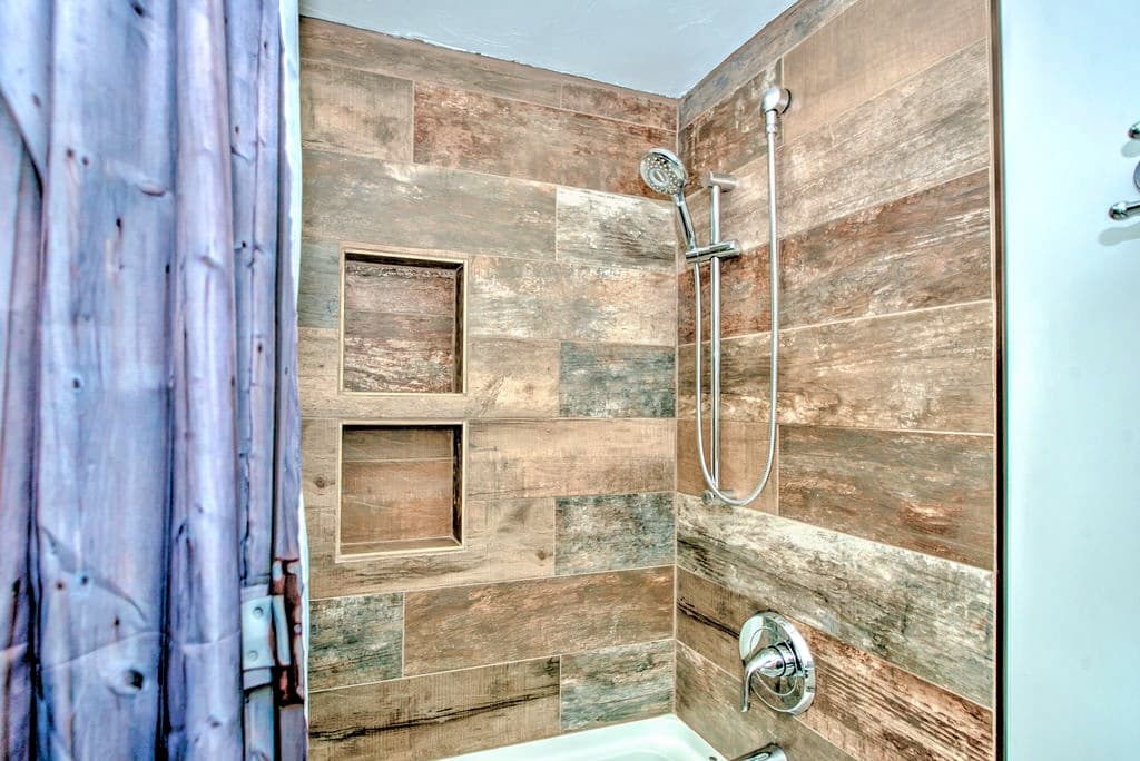 Shower w/ Soaker Tub