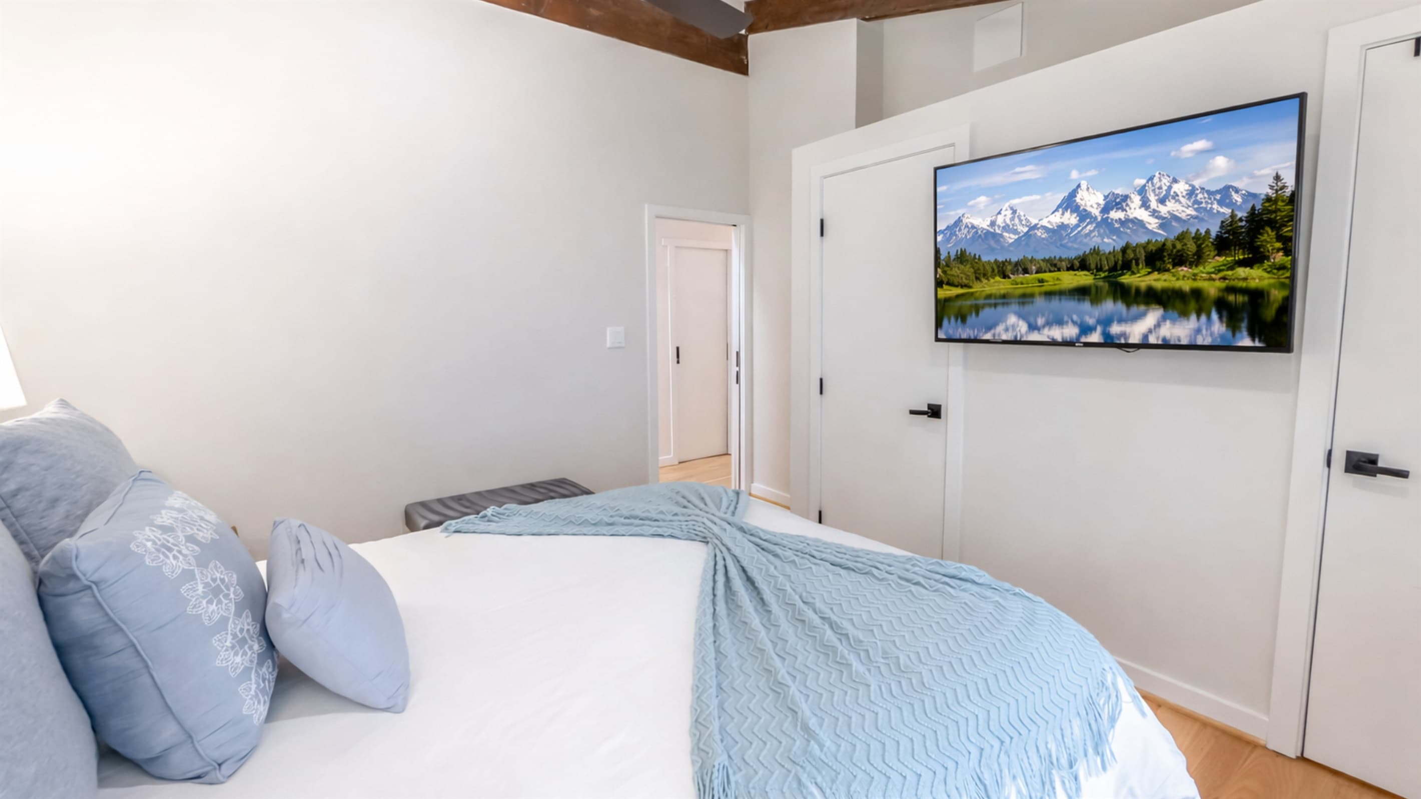 Queen Suite — Plush Linens, Smart TV, Private Ensuite, Designer Mattress