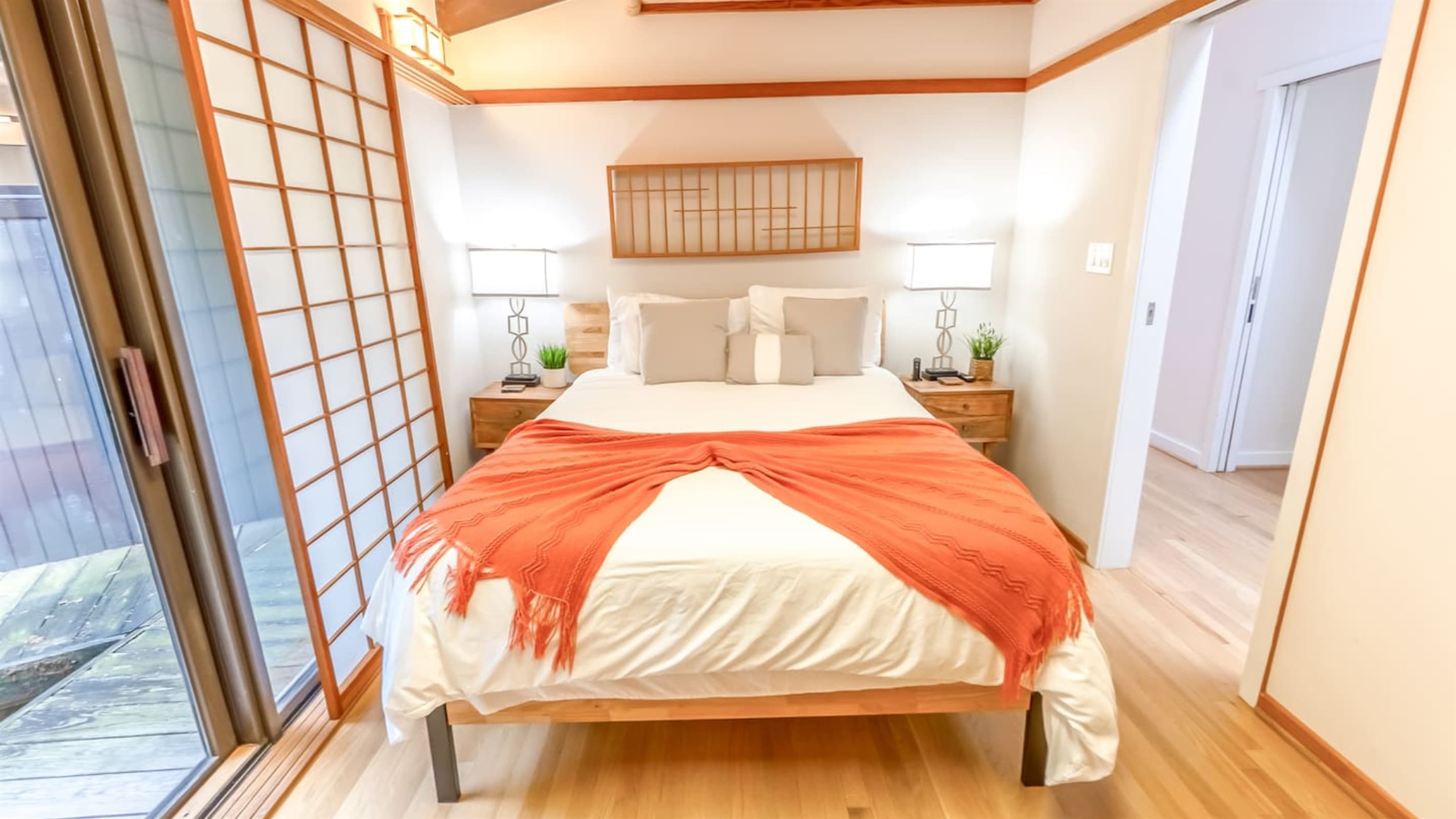 King Suite — Shoji Screen Suite, Serene Zen Aesthetic, Private Ensuite Bath
