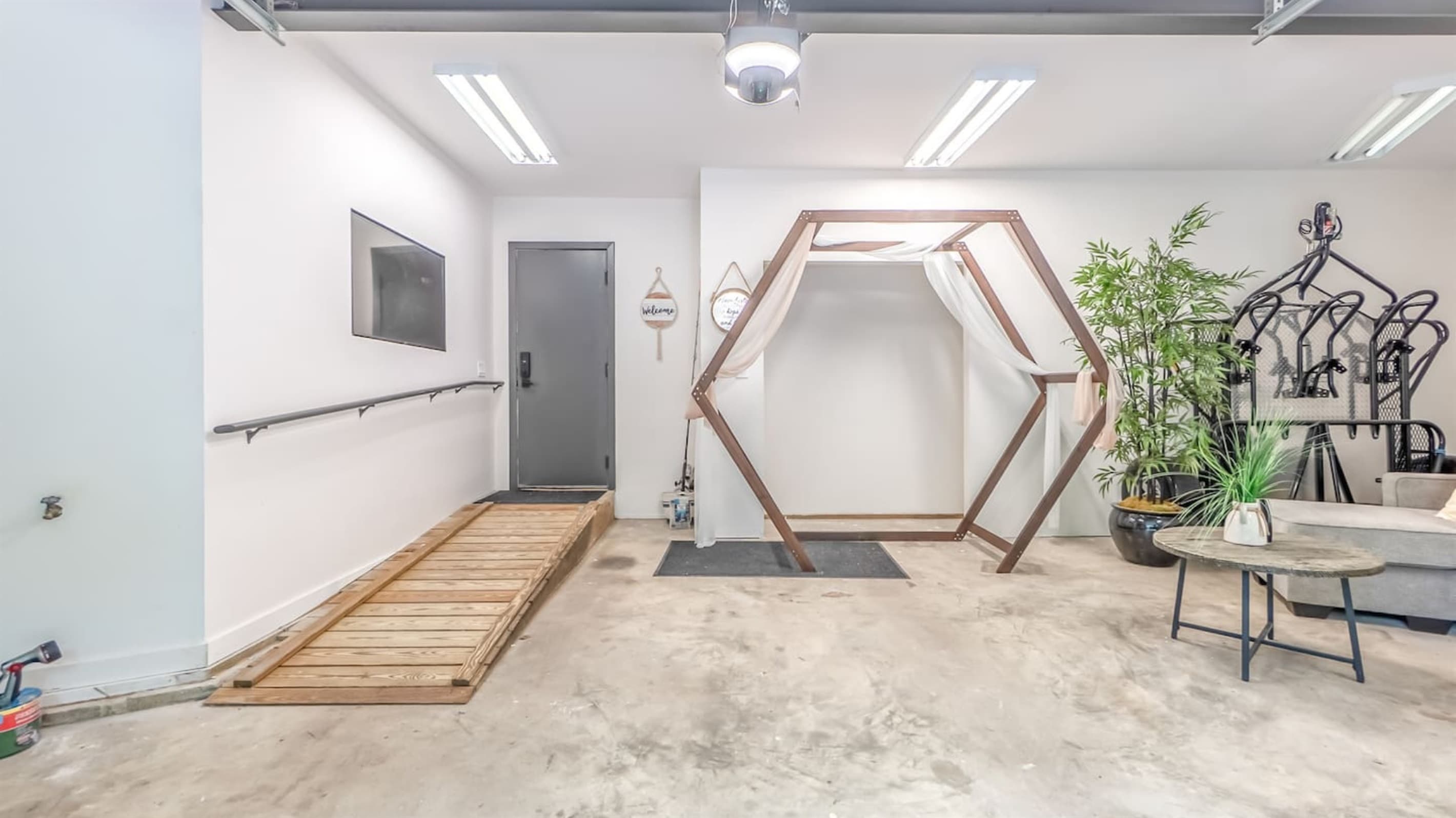 Single-Level Estate — Architectural Foyer, Geometric Design Statement, Zen Entry