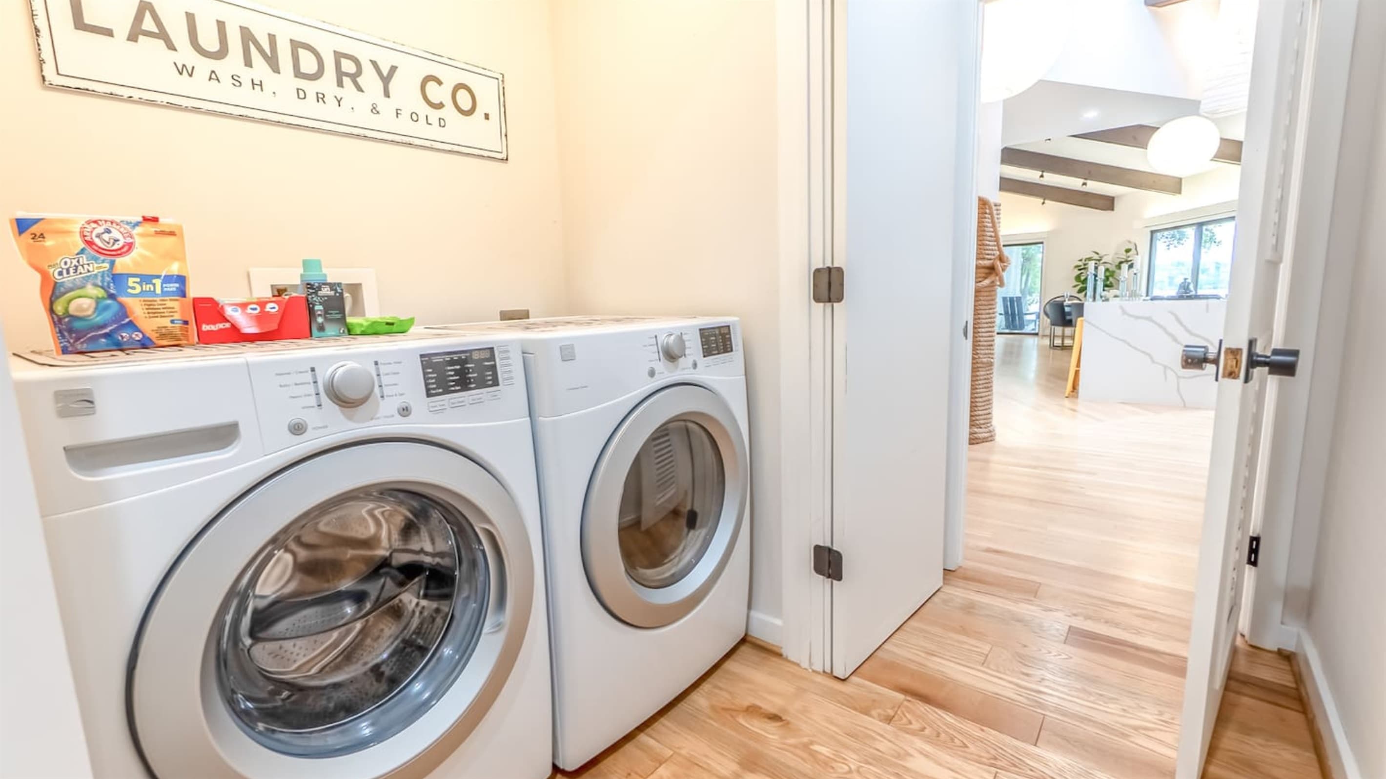 Single-Level Estate — In-Home Washer and Dryer, Full Laundry Access for Guests