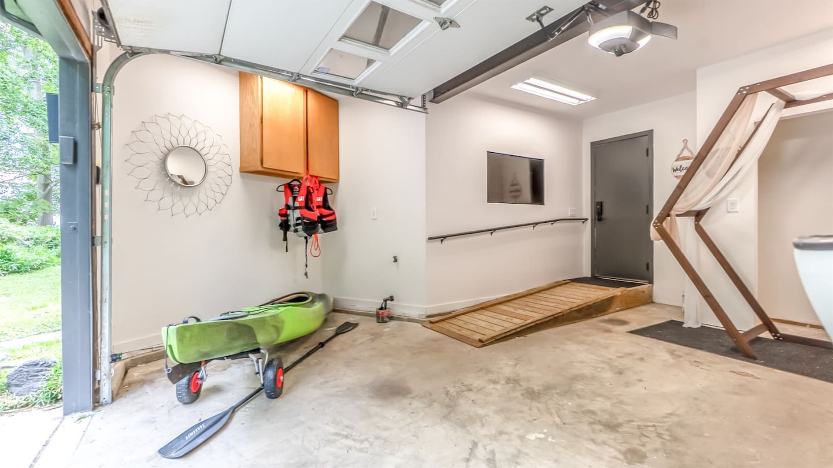 Single-Level Estate — Utility Room, Ample Storage, Fully Equipped for Long Stays