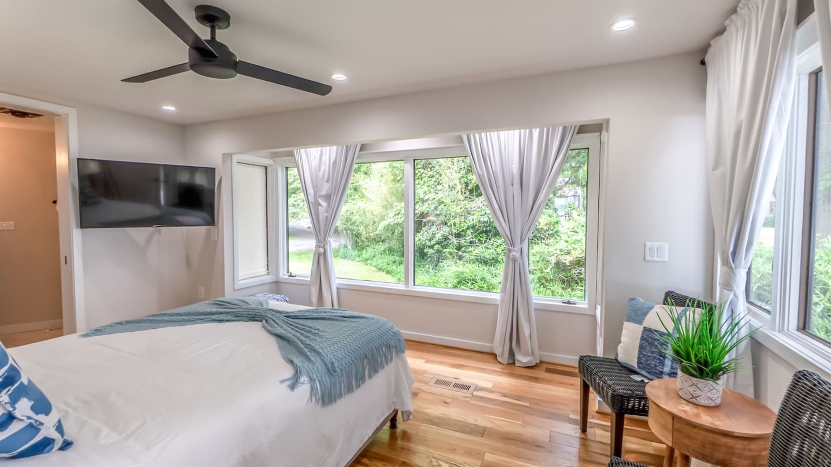 Queen Suite — Bay Window, Sheer Curtains, Garden Views, Private Ensuite Bath