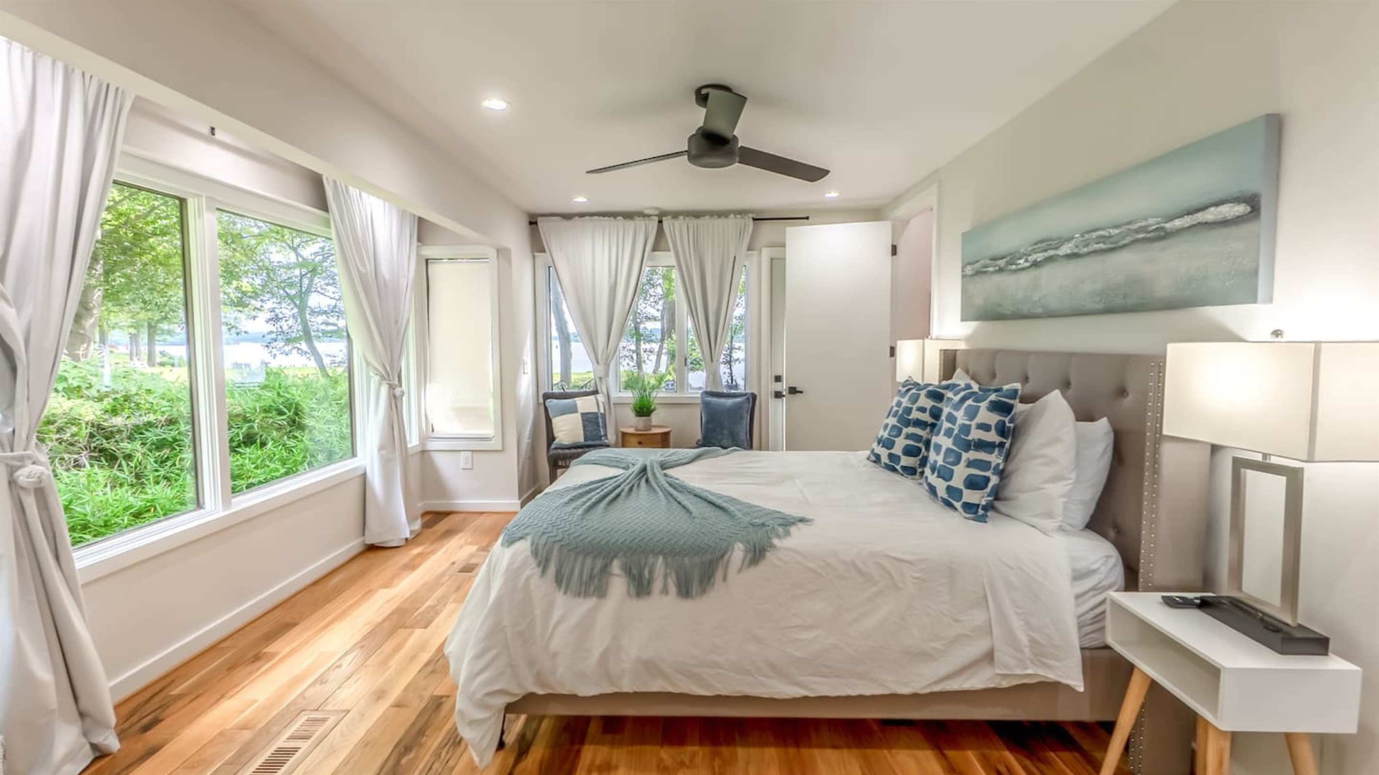 Queen Suite — Garden-View Windows, Private Ensuite, Crisp Designer Linens