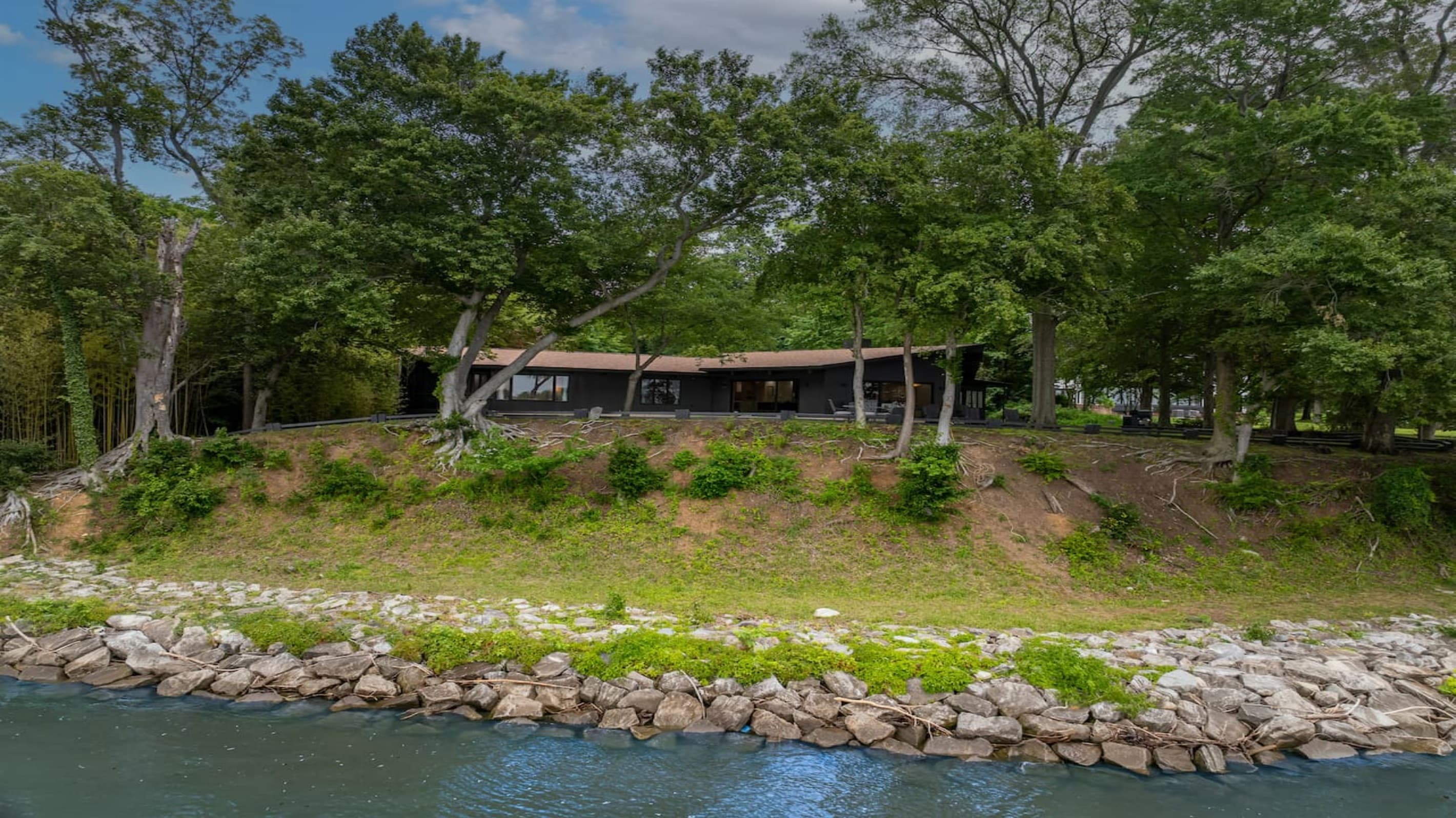 Potomac Riverfront — Natural Shoreline, Secluded Estate Feel, Private Grounds