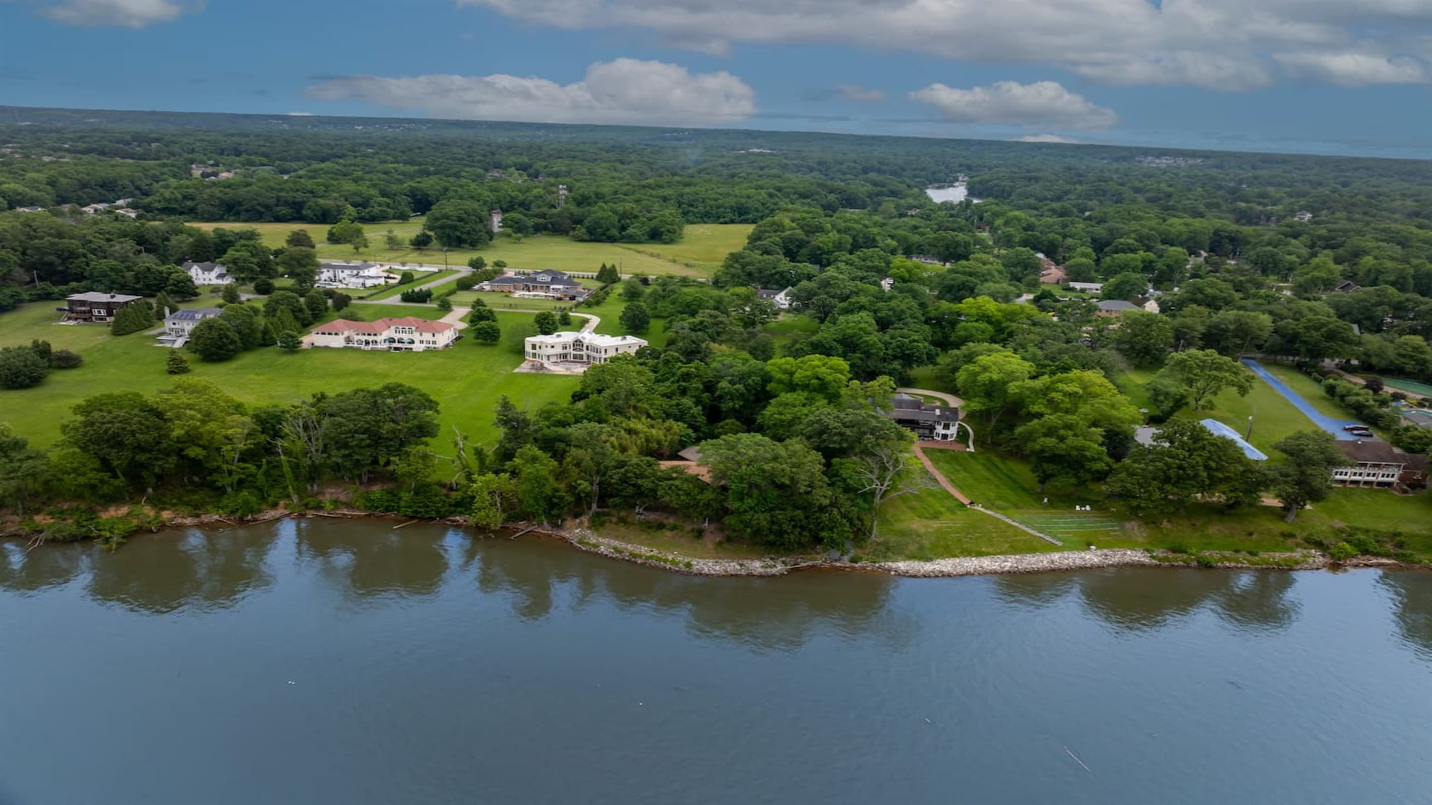 DC Retreat — Aerial Neighborhood View, Potomac Surroundings, 18 Min to Downtown DC