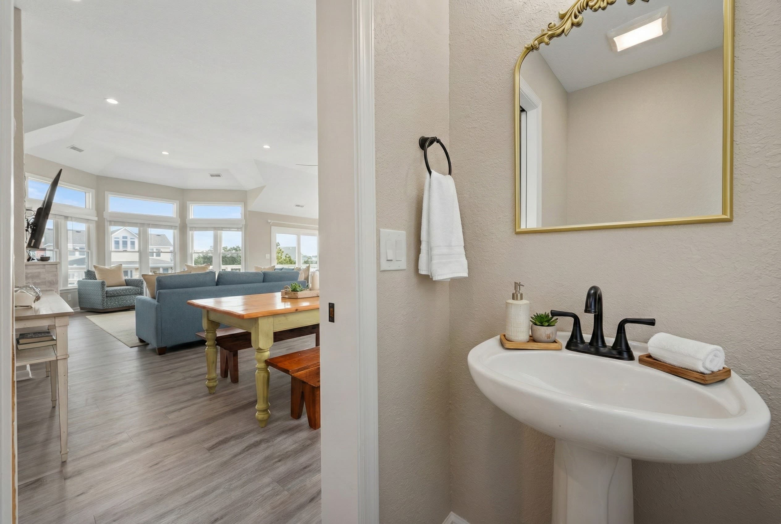 Open-Concept Living with Breathtaking Views & Modern Coastal Design — Sleeps 16-20 | Harmankaya, OBX